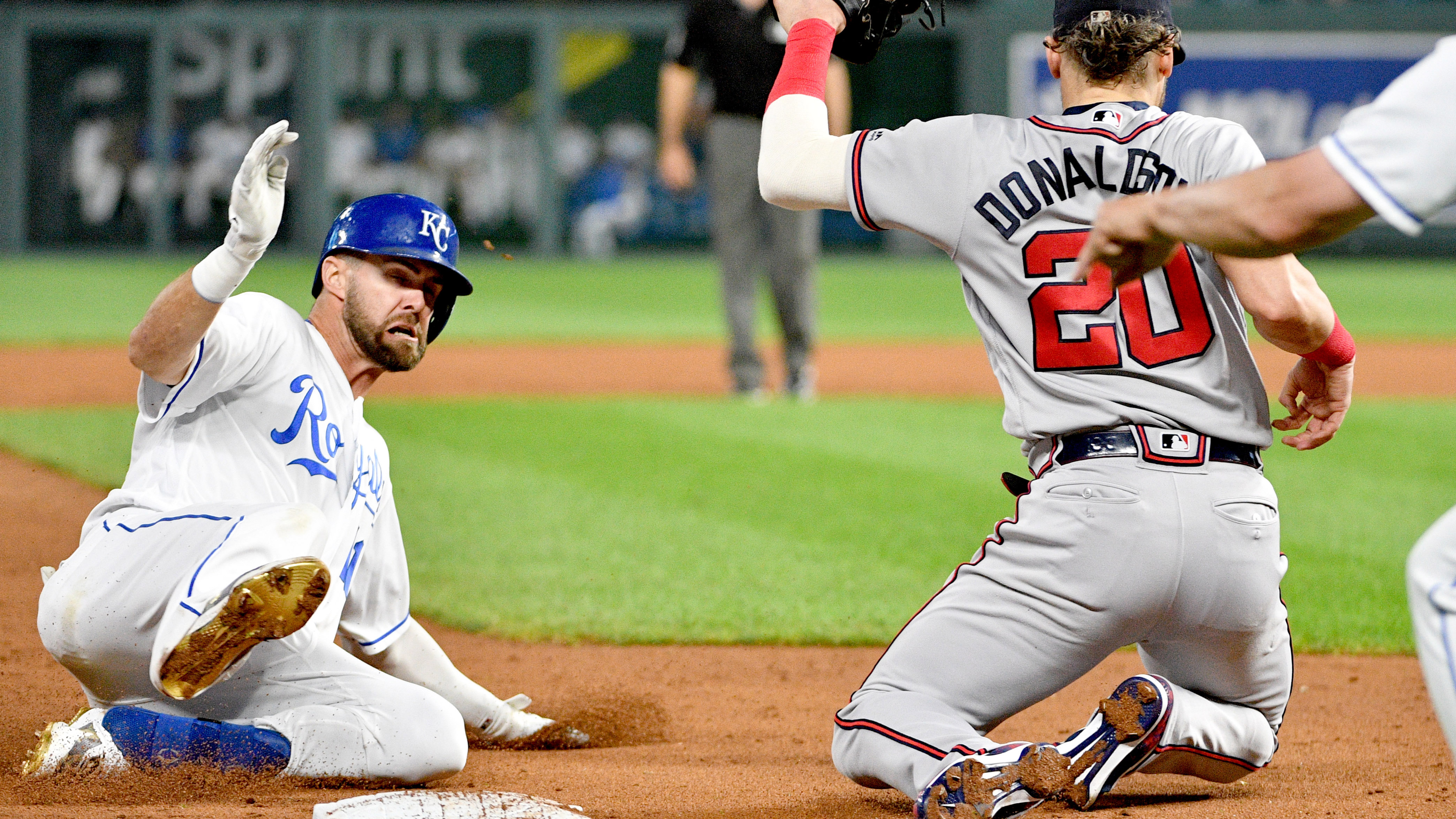 Royals' bats heat up in 9-6 win over Braves