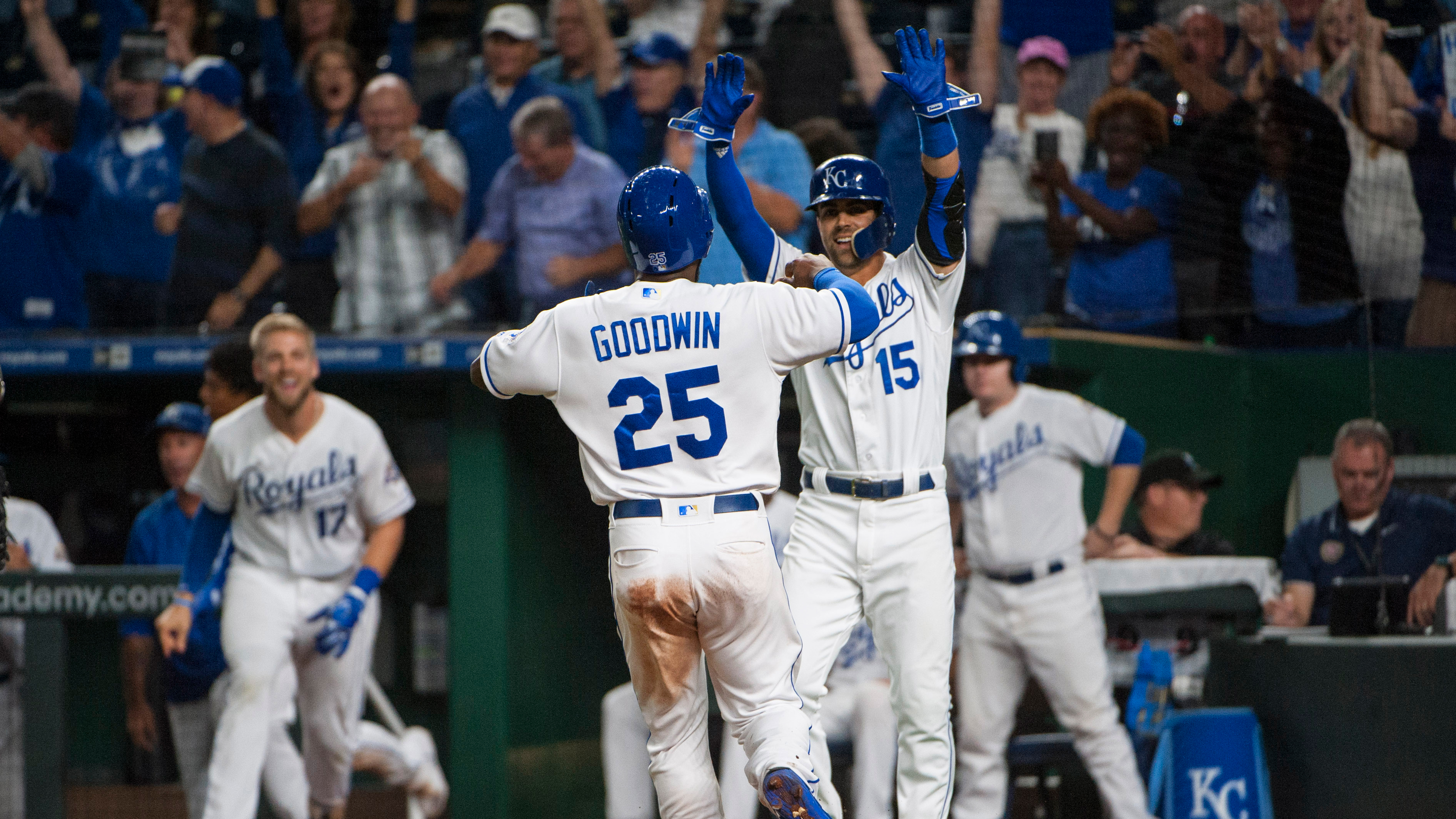 Royals win 4-3 in extra innings, extend home winning streak