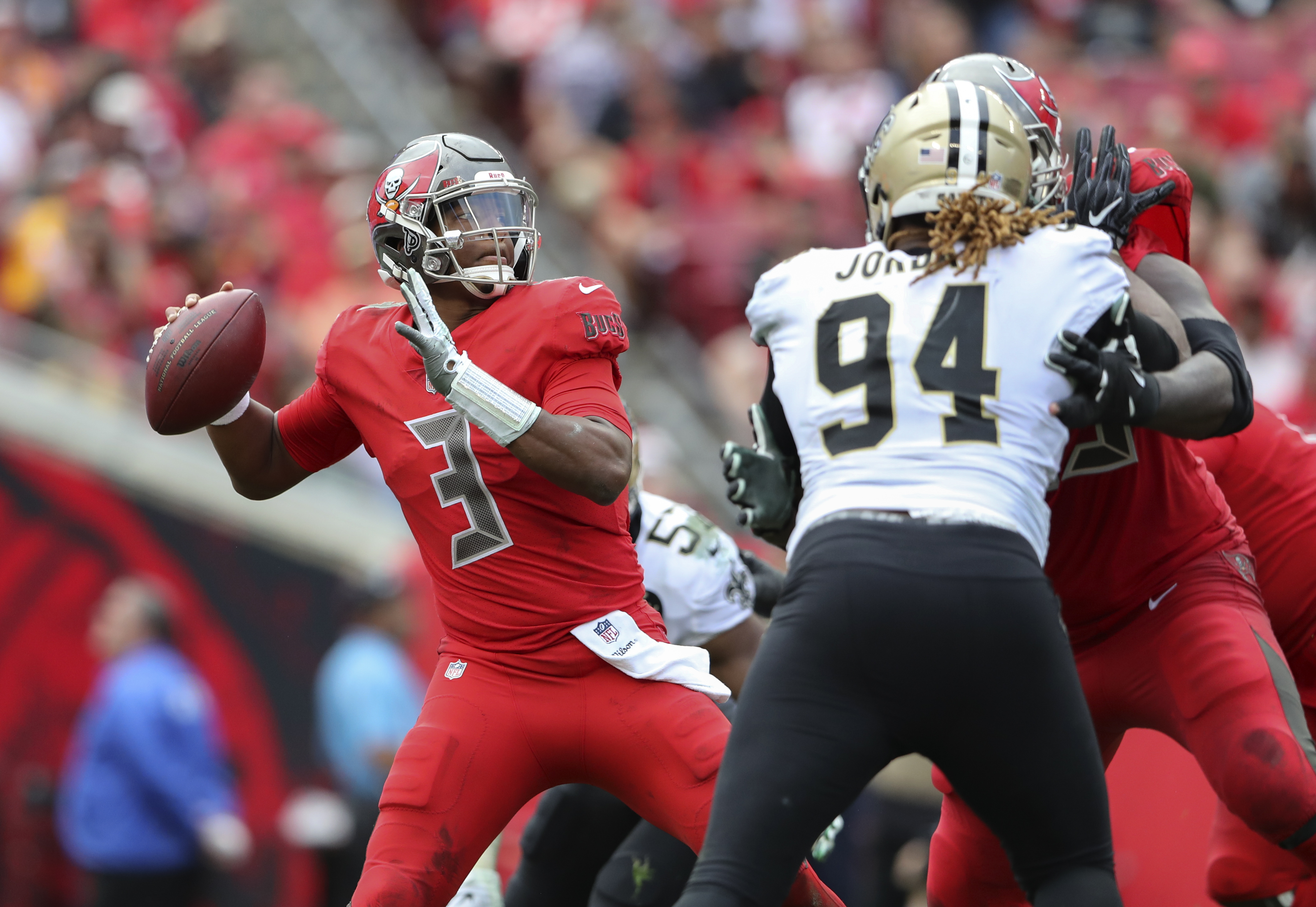 Buccaneers surrender 11 points in 2nd half, fall at home as Saints clinch division