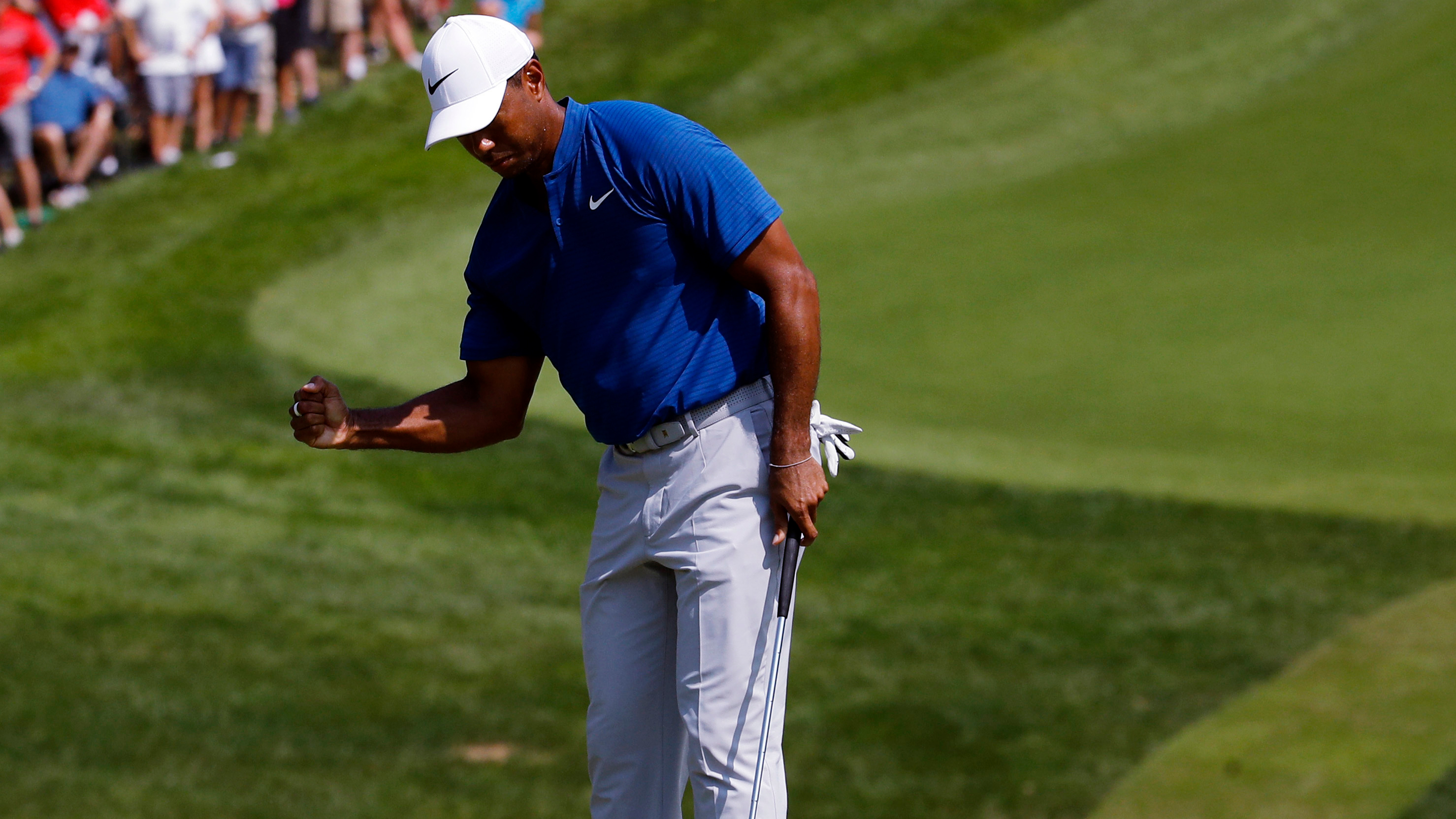 Woods overcomes putting troubles, enters final round of PGA tied for sixth