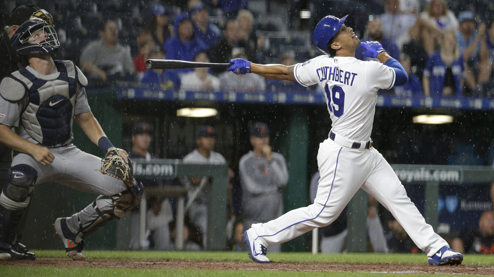 Royals stage late comeback, defeat Tigers 3-2 in series opener