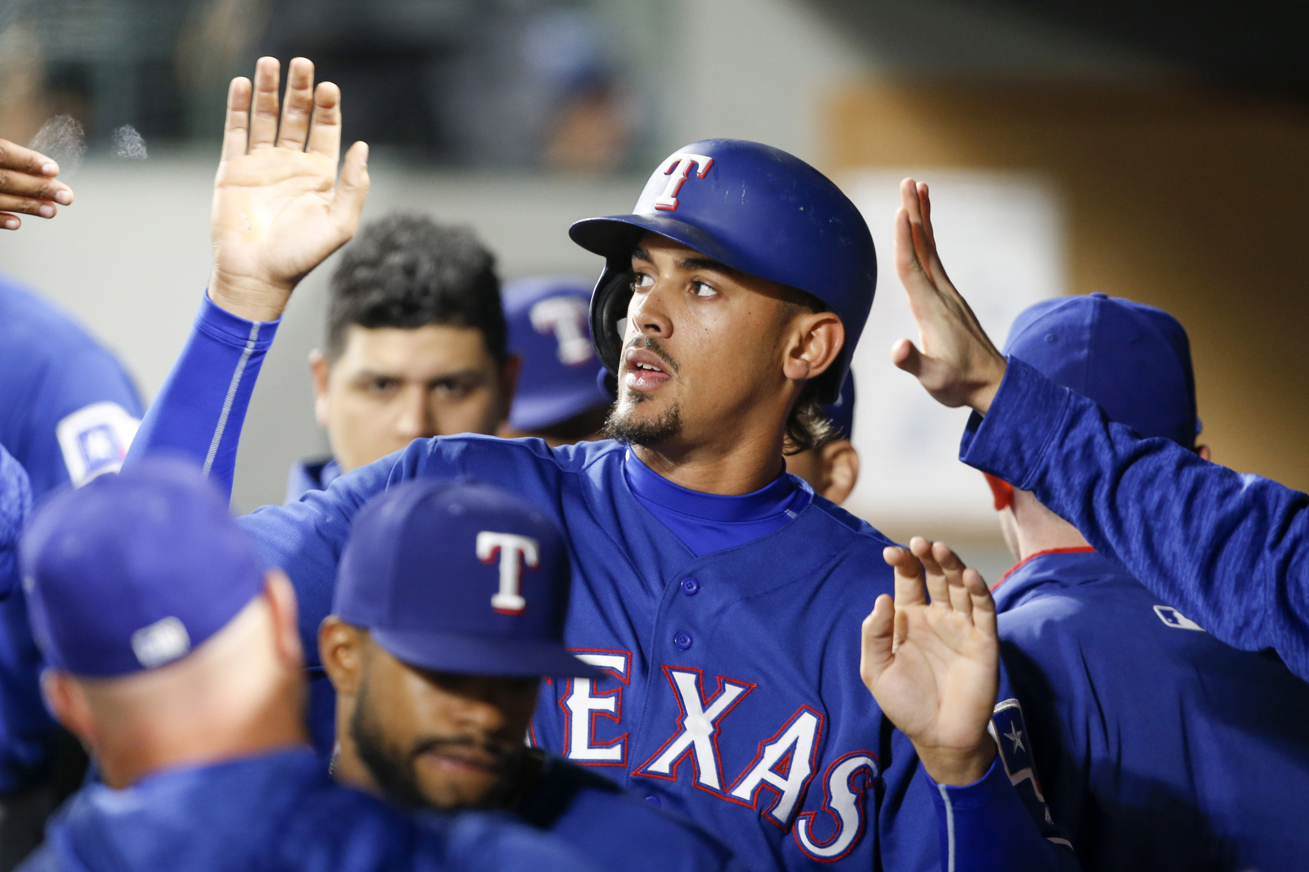 Rangers break through in seventh, beat Mariners 2-0