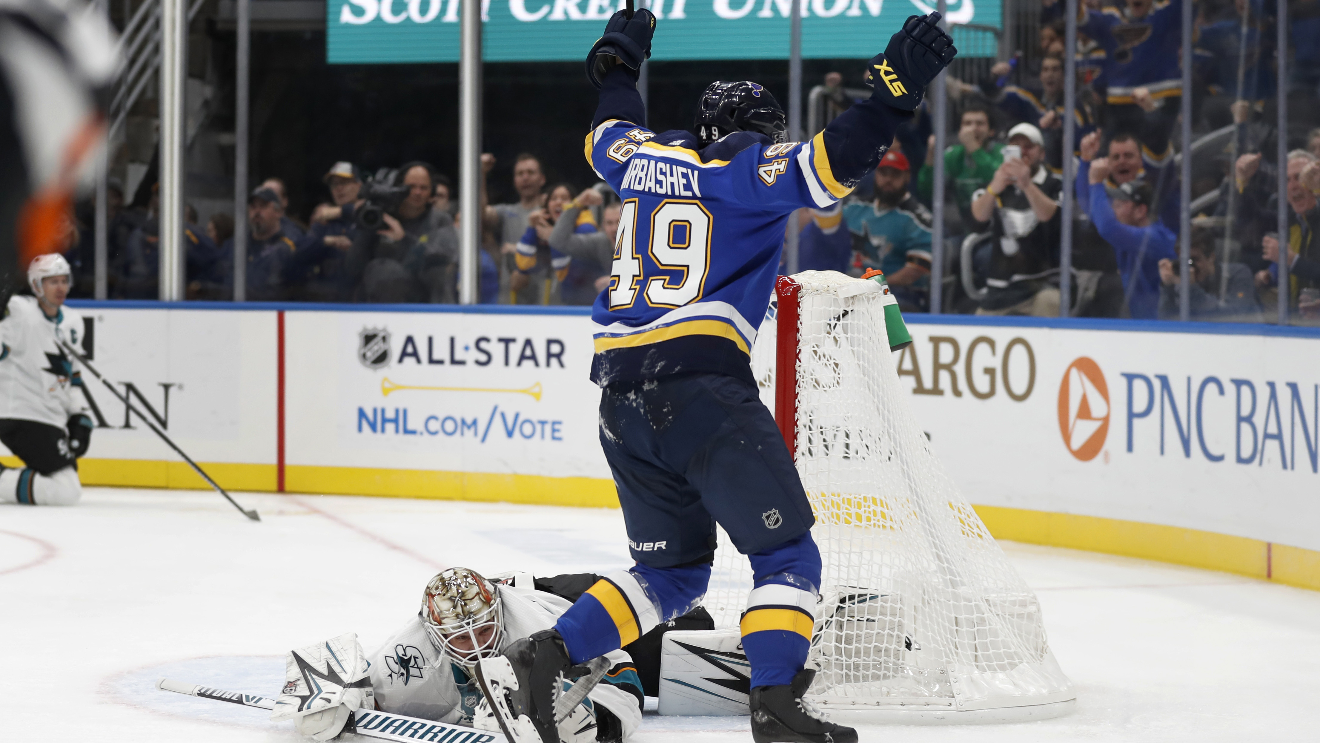 Blues snap three-game losing streak with 3-2 win over Sharks