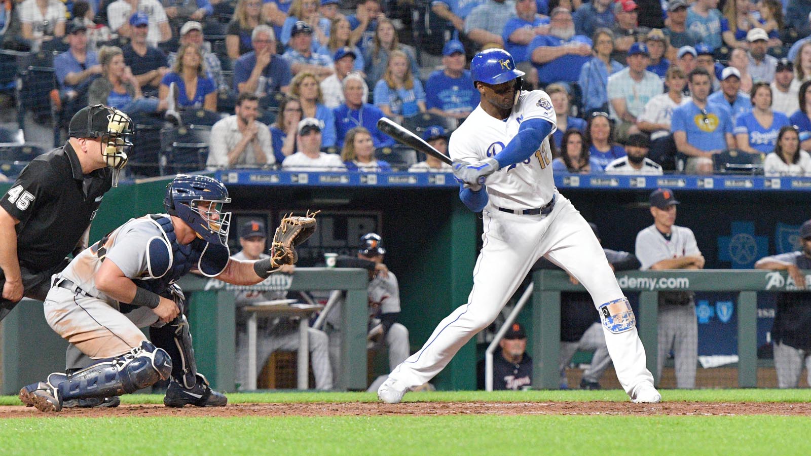 Royals rally late, defeat Tigers 4-2