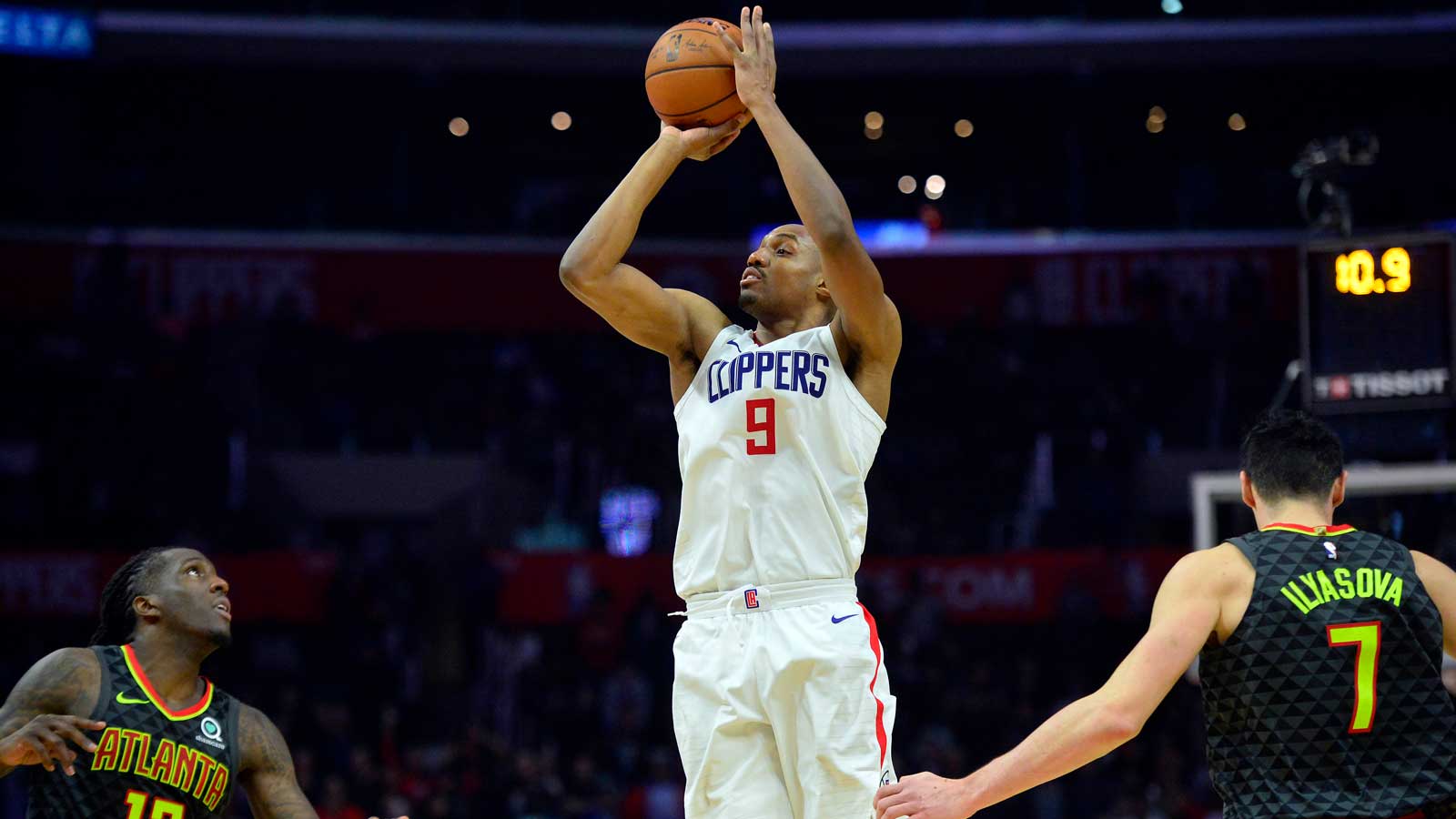 Late 3 lifts Clippers over Hawks 108-107