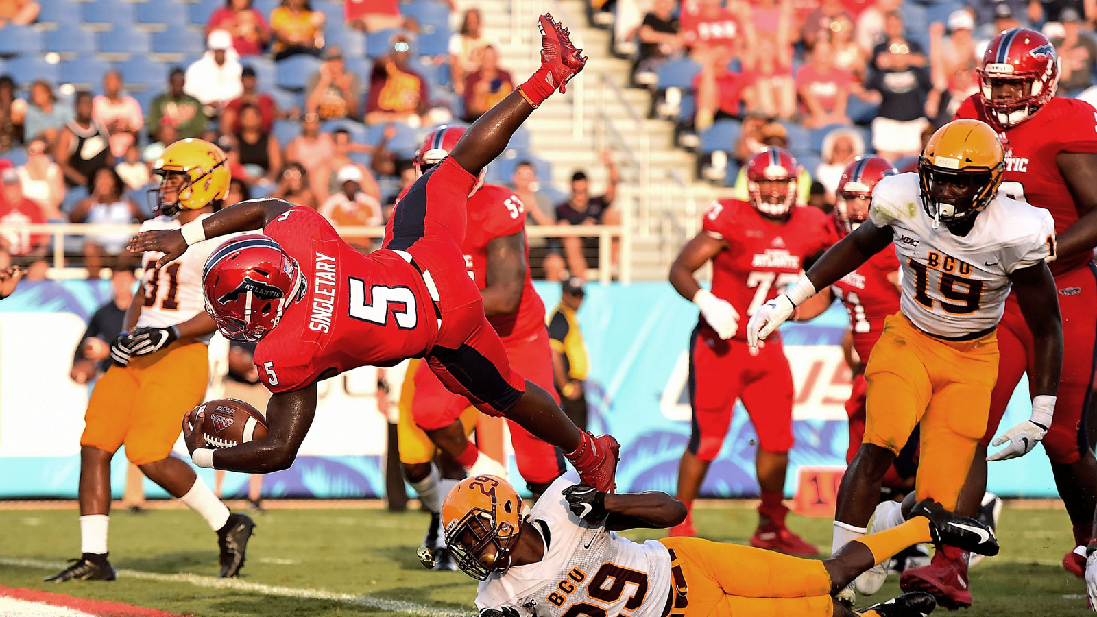 Devin Singletary sets FAU record with 5 first-half TDs, powers Owls past Bethune-Cookman