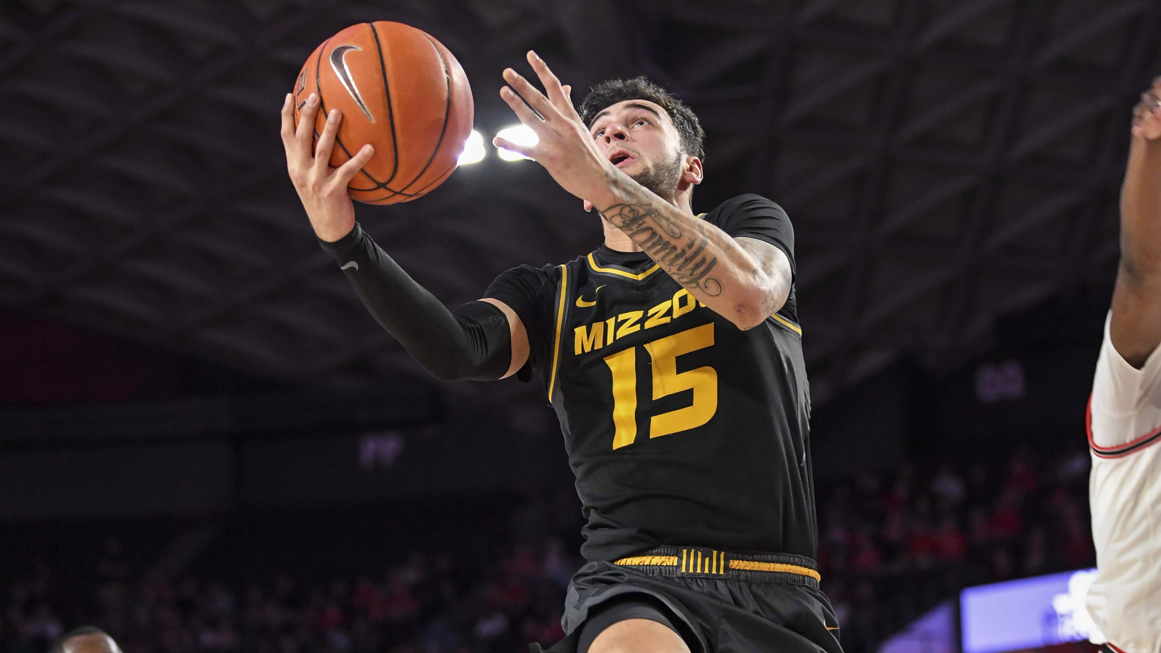 Missouri rolls past poor-shooting Georgia 64-39