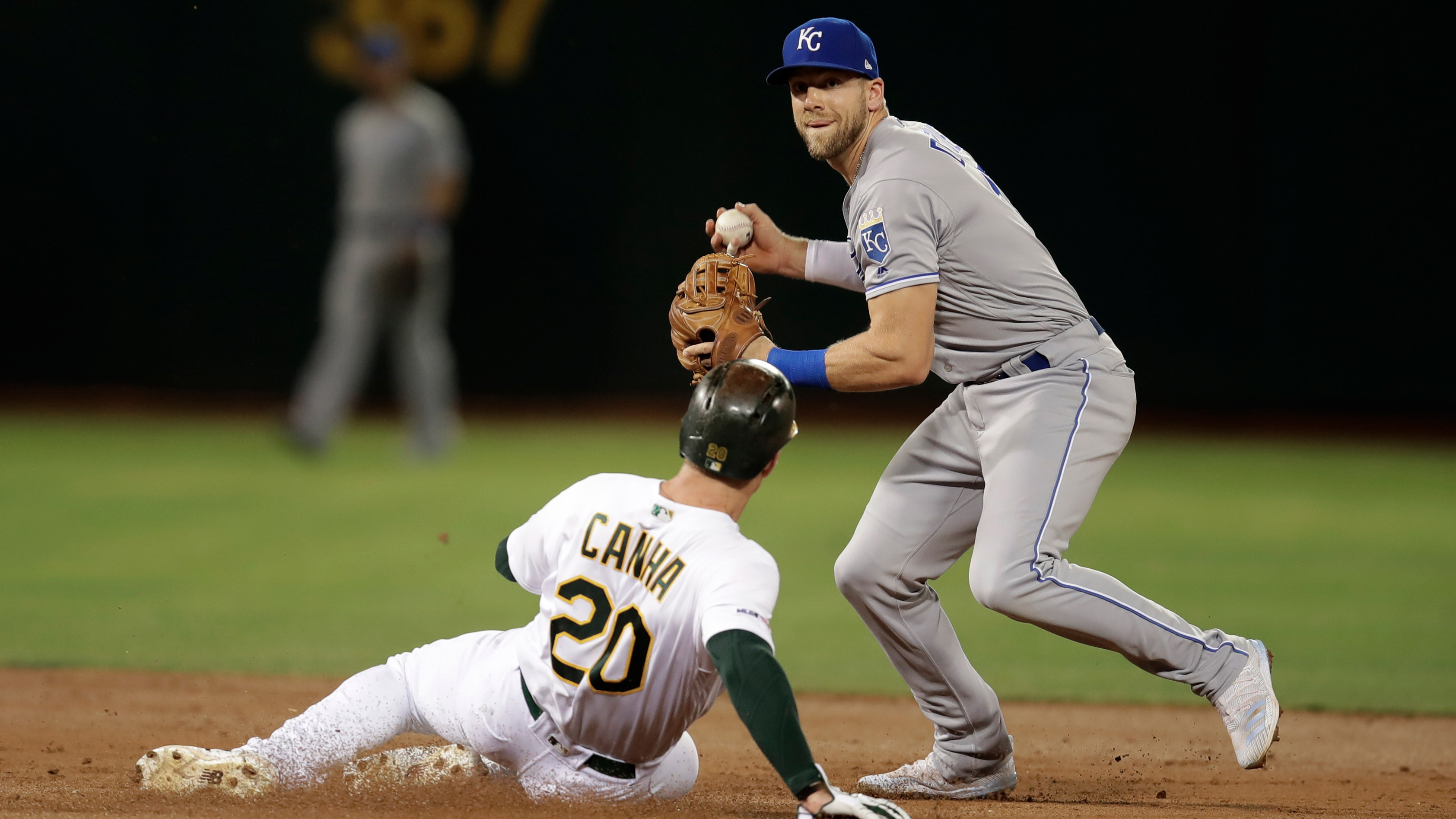 Tough-luck seventh inning sinks Royals in 2-1 loss