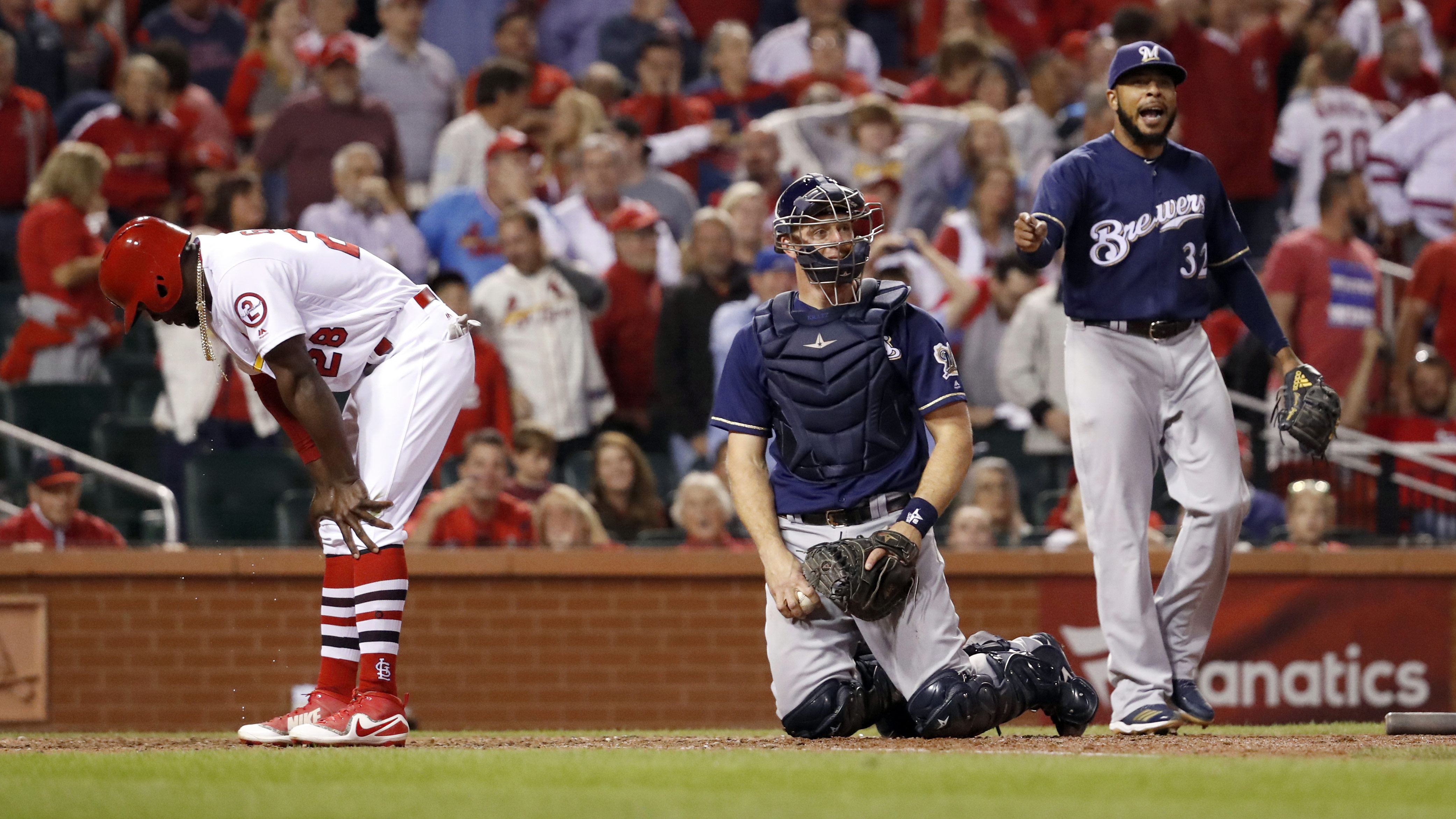 Cardinals stumble as Brewers cap sweep, playoff spot with 2-1 win