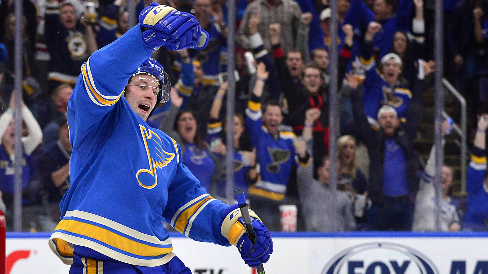 Blues bounce back in a major way with 7-3 victory over Blackhawks