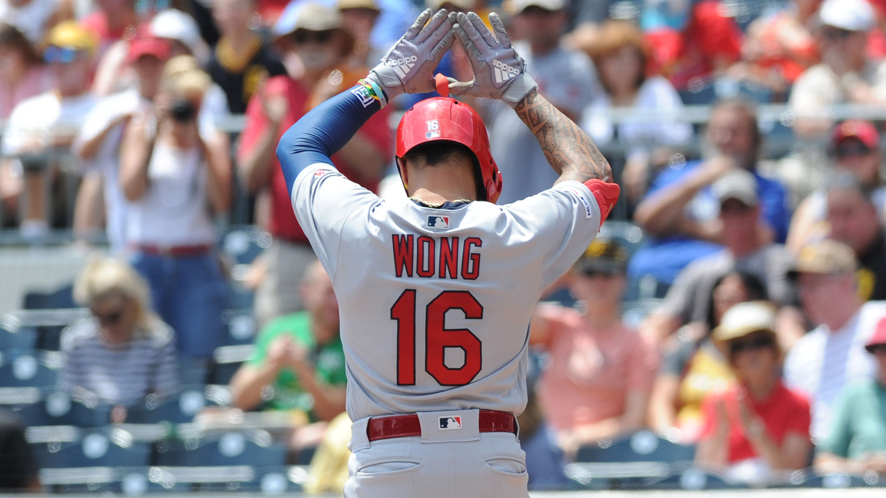 Cards move into first-place tie with 6-3 win over Pirates, completing sweep