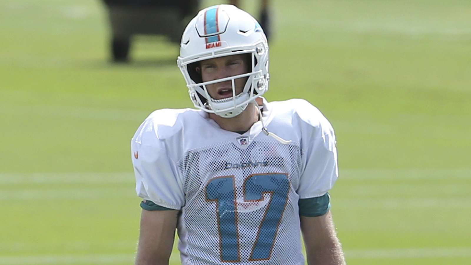 Dolphins QB Ryan Tannehill begins throwing, no decision yet on whether he'll play vs. Jets