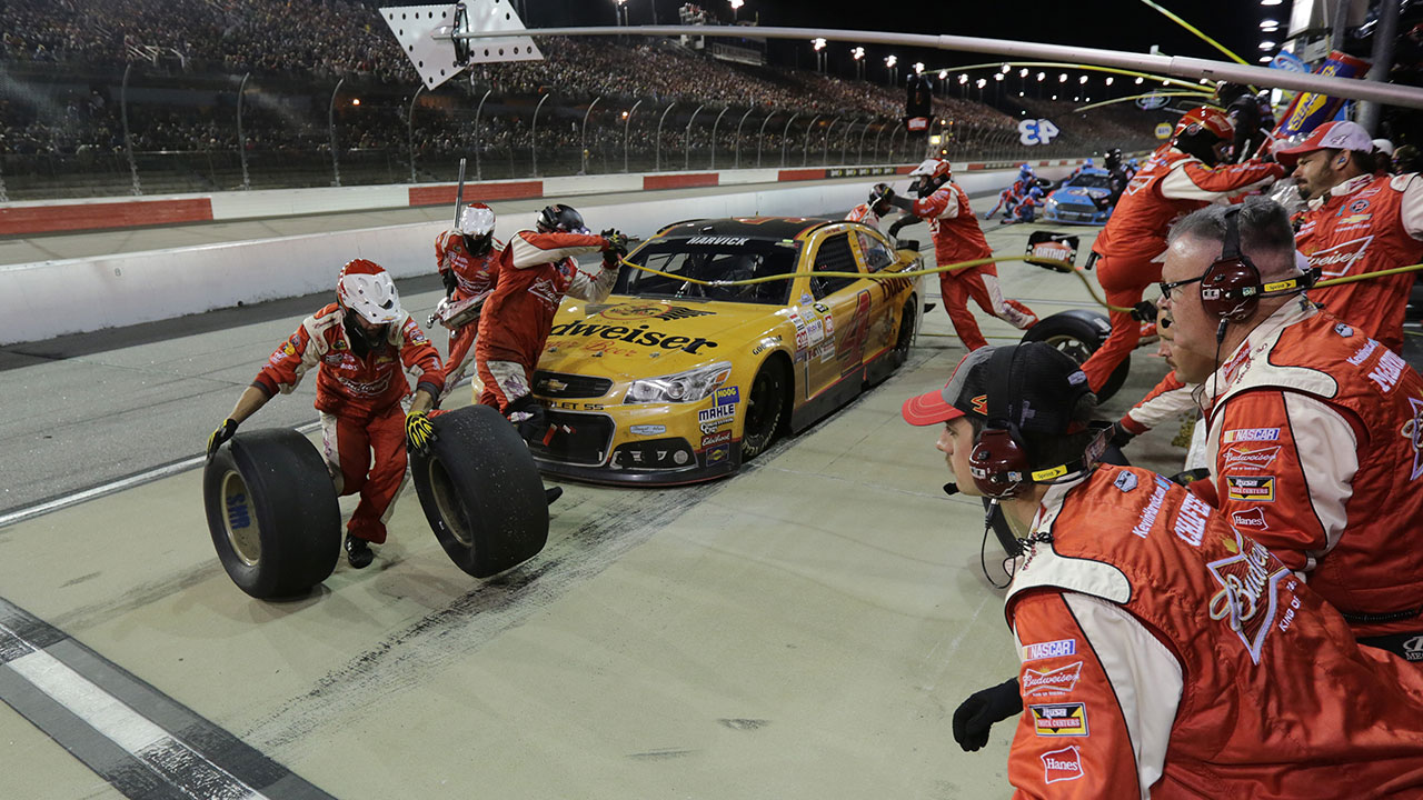 Slow pit stop takes Harvick out of contention at Darlington