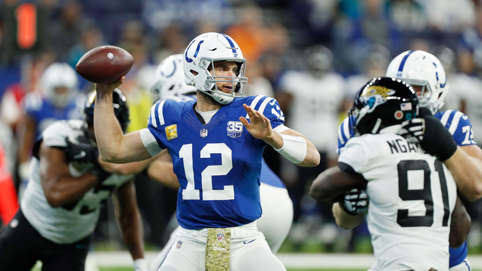 An Indianapolis Colts helmet rests on the field prior to an NFL football  game against the Jacksonville Jaguars in Jacksonville, Fla., Thursday, Dec.  17, 2009. (AP Photo/John Raoux Stock Photo - Alamy