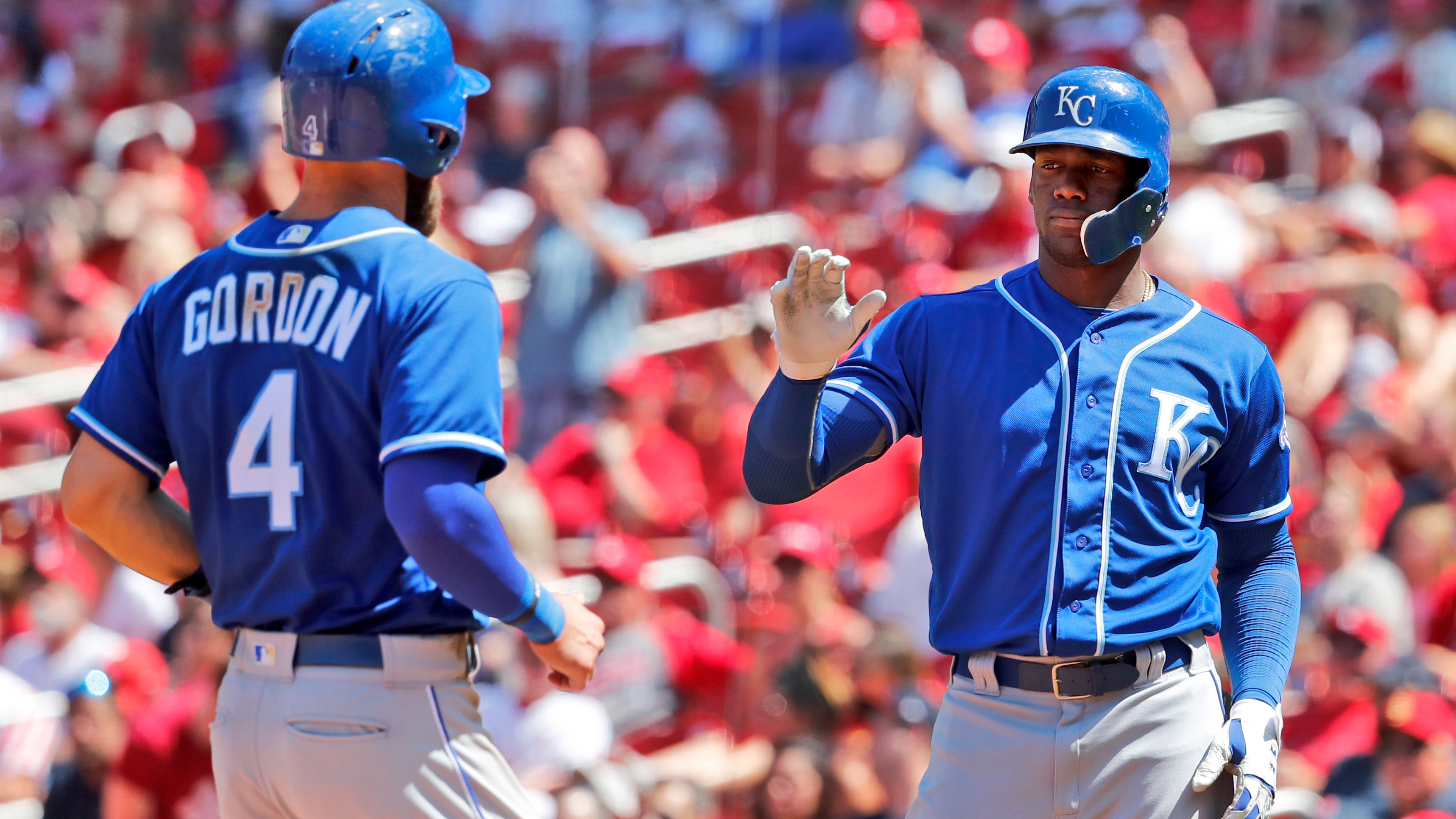 Royals rally in 10th to beat Cards 5-2, win their second series