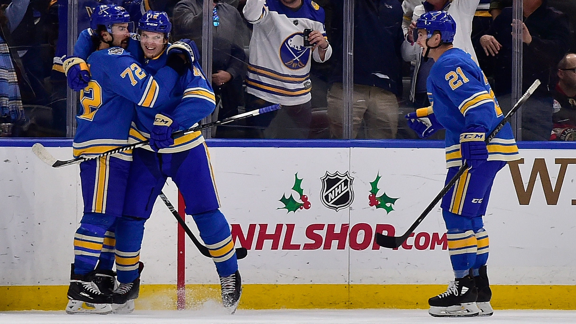 Blues ride four-goal third period to 4-3 comeback win over the Blackhawks