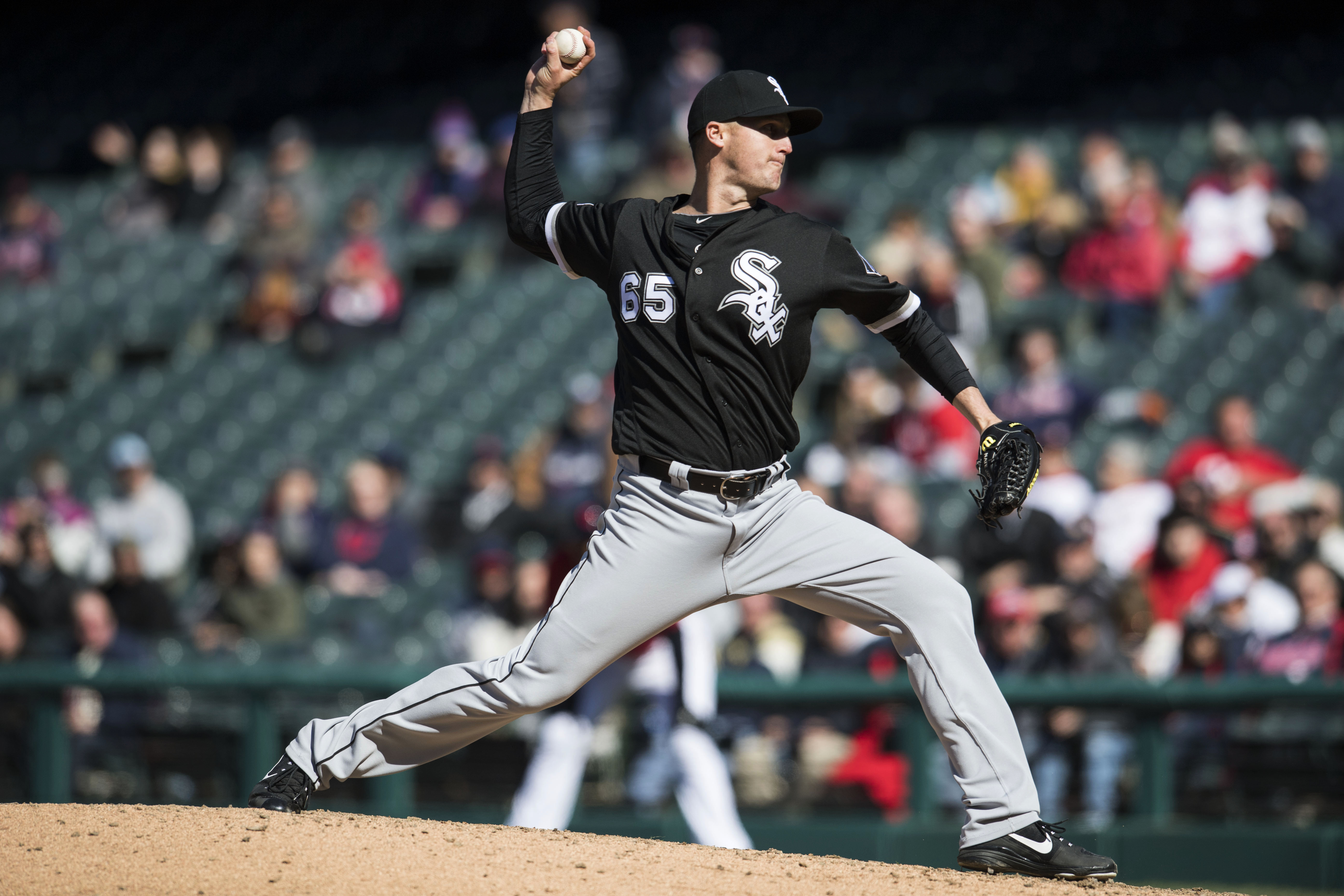 Rangers get reliever Nate Jones from White Sox for 2 minor leaguers
