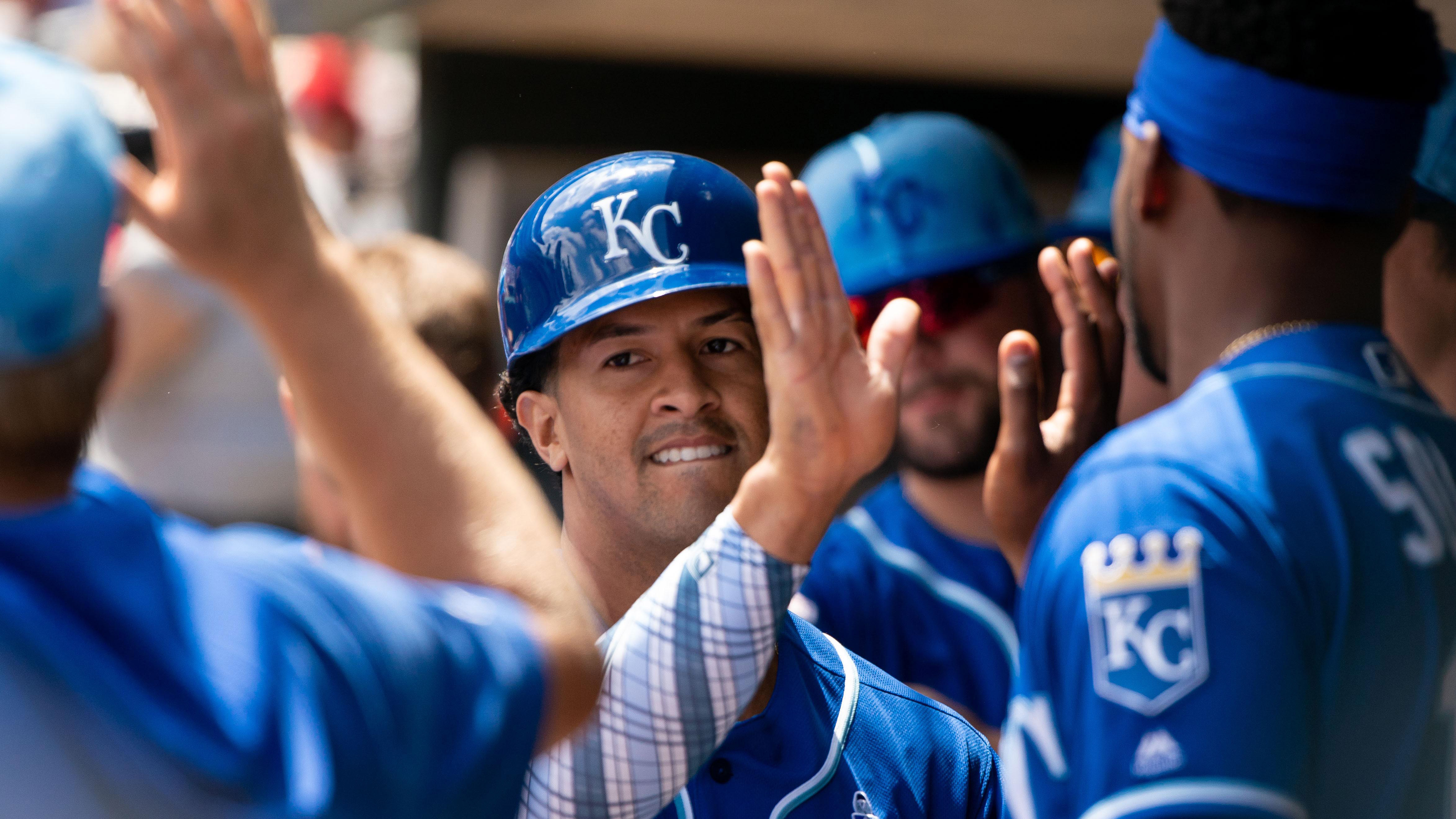 Royals avoid sweep, fend off Twins 8-6