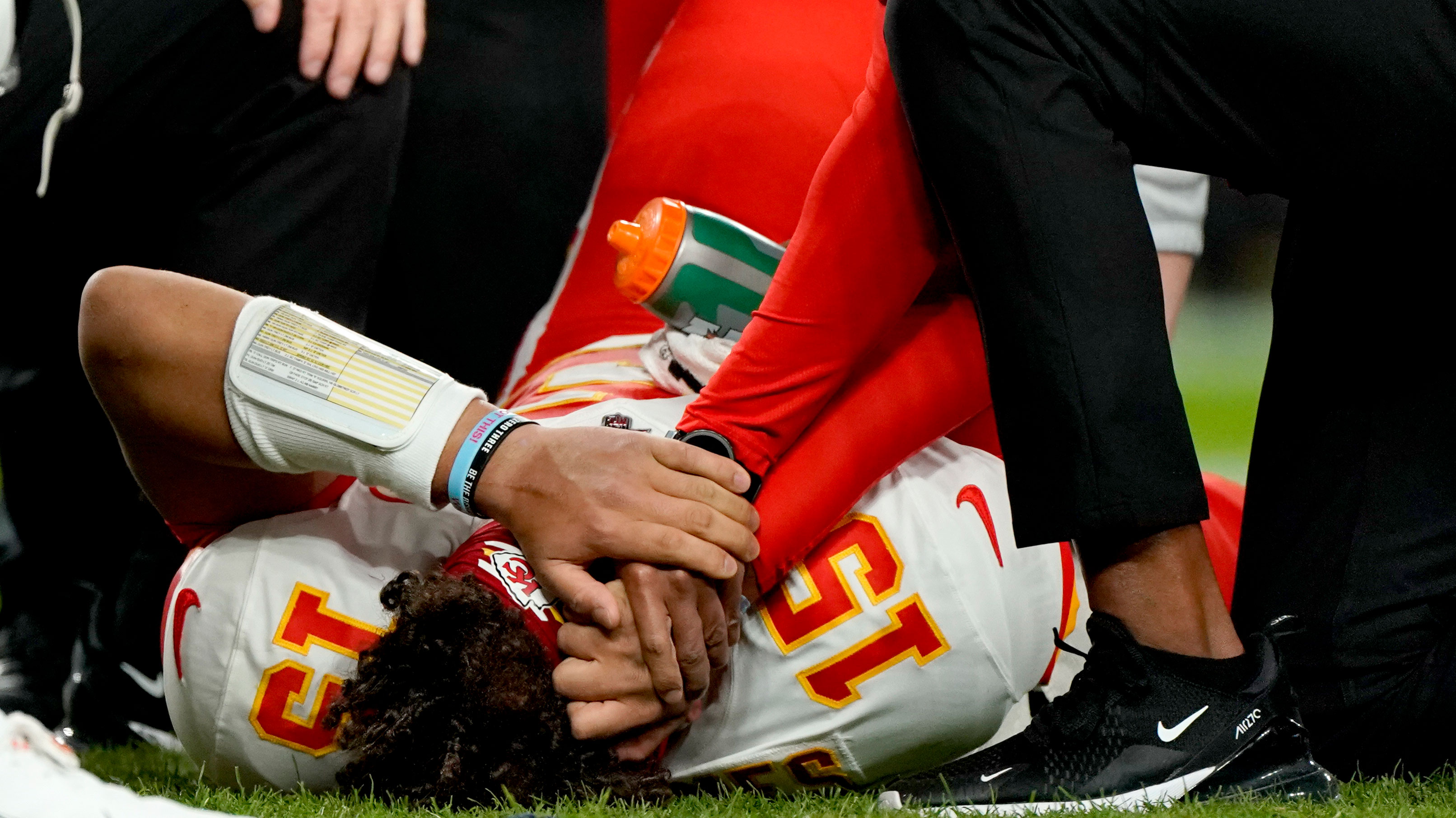 AP source: Mahomes expected to miss 4-6 weeks with knee injury