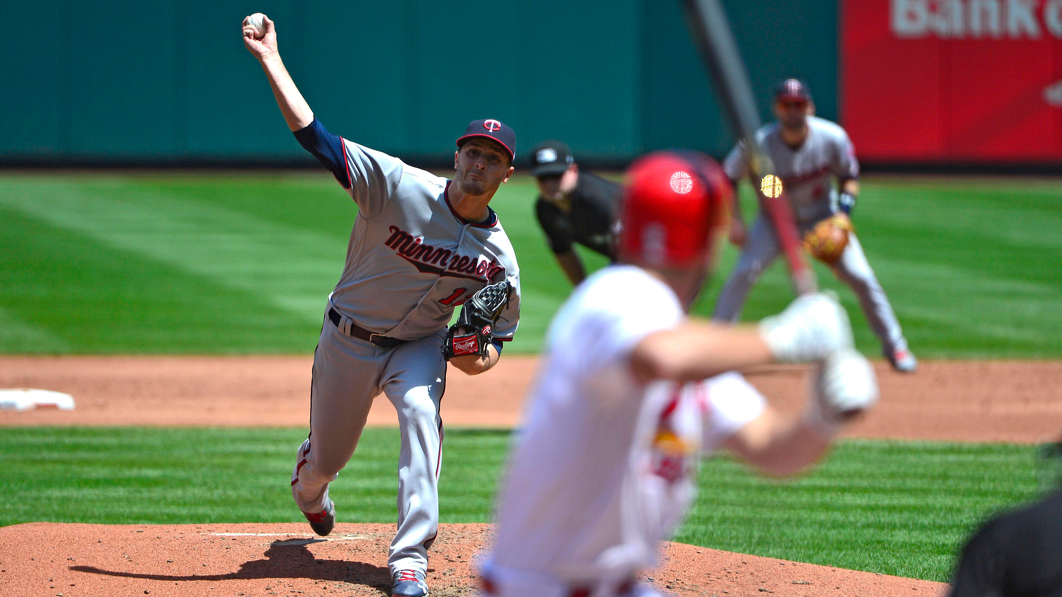 Cardinals' bats again quiet as Twins complete two-game sweep