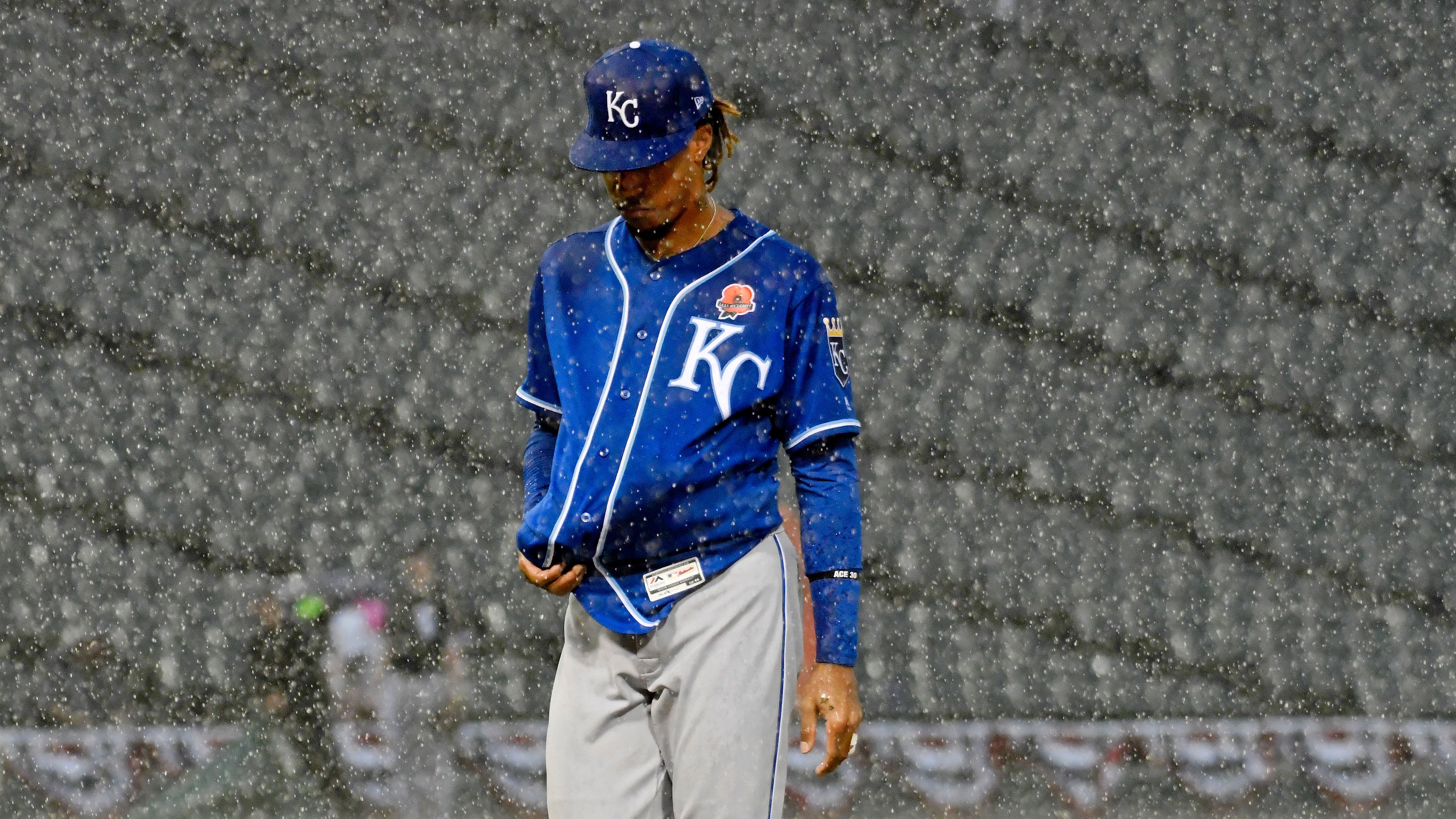 Rain suspends Royals and White Sox, will resume at 4:40 on Tuesday