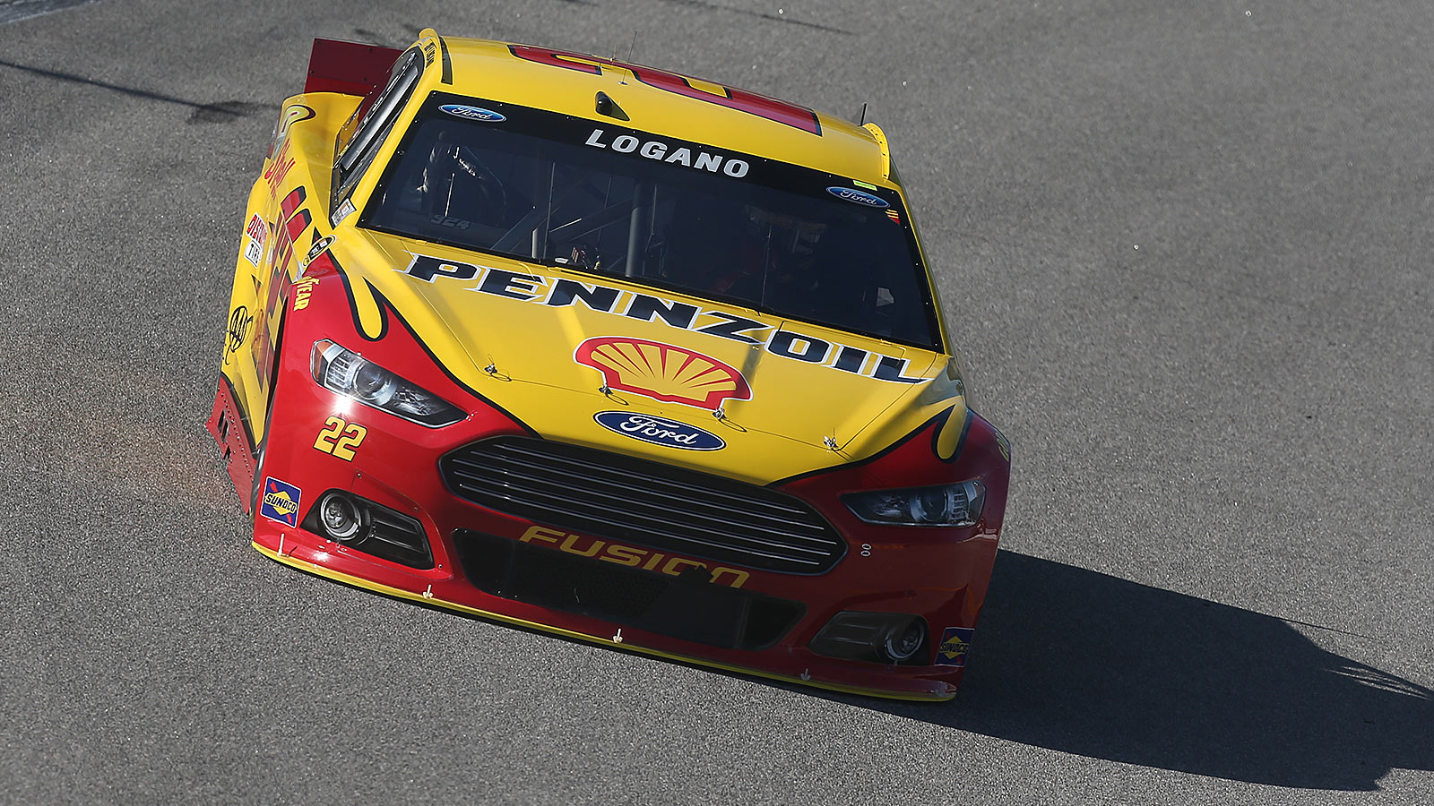 Joey Logano grabs pole for Federated Auto Parts 400 at RIR