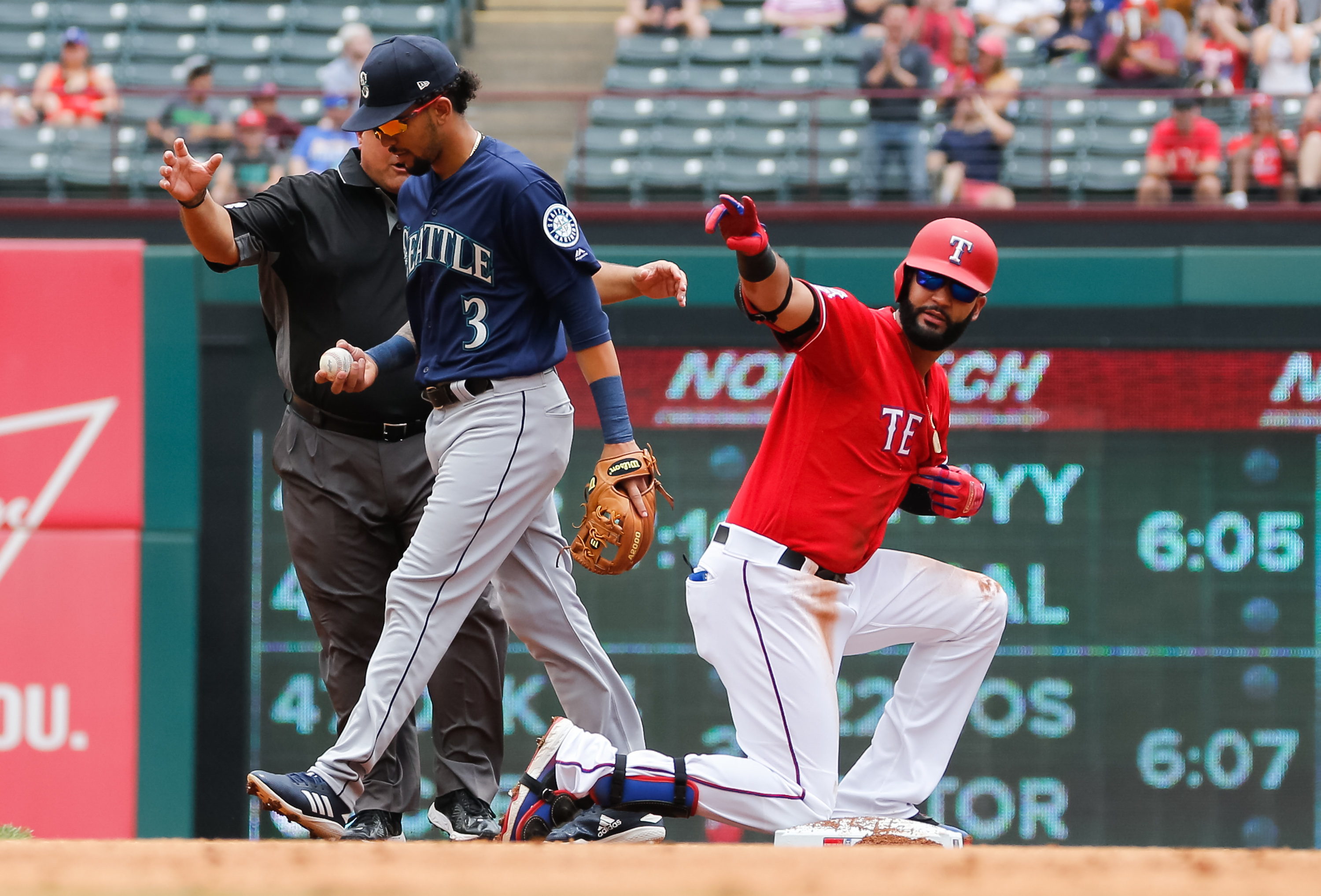 Rangers complete 3-game sweep of Mariners with 2-1 win