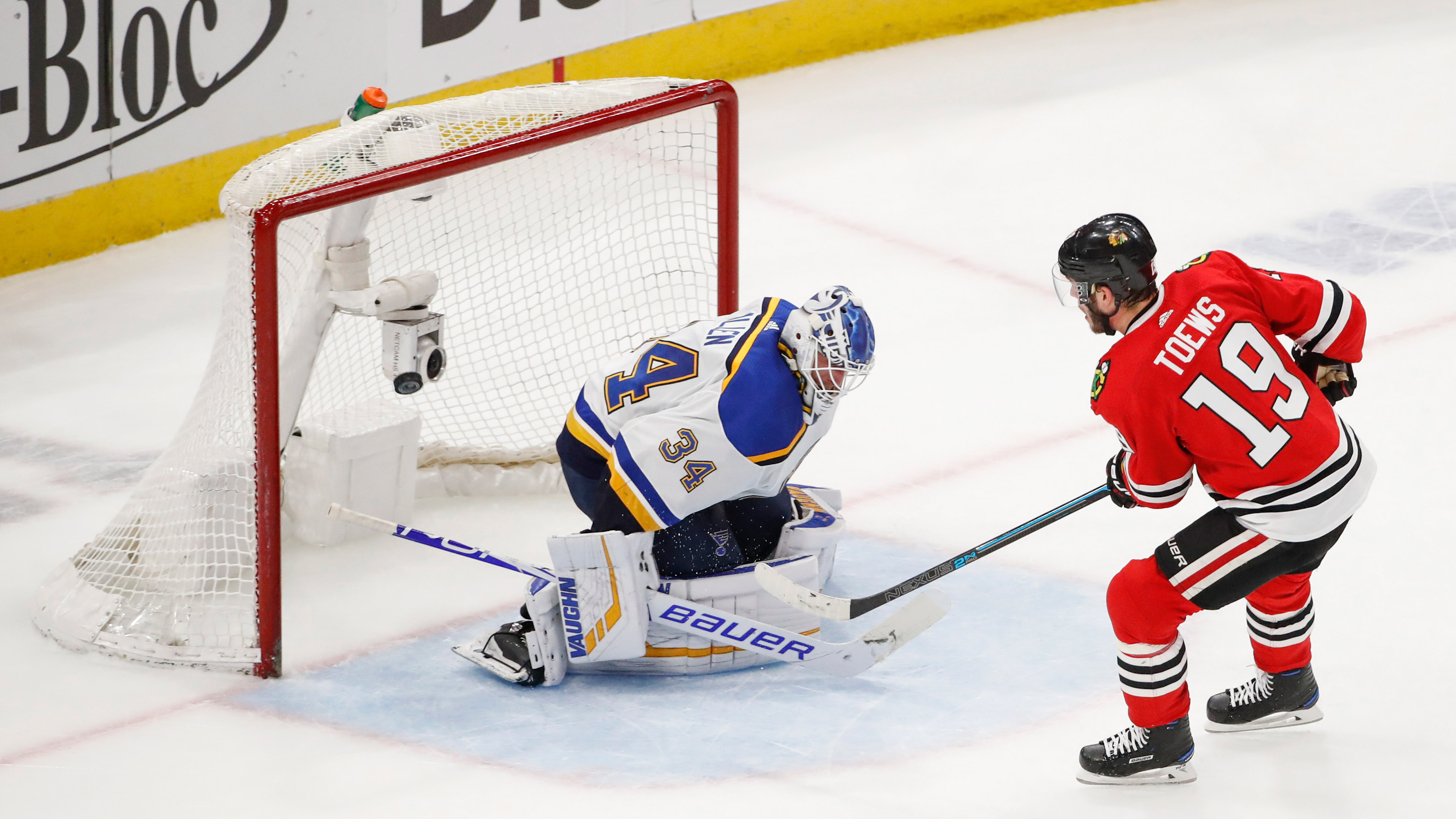 Blues remain in Central race, earning point in shootout loss to Blackhawks