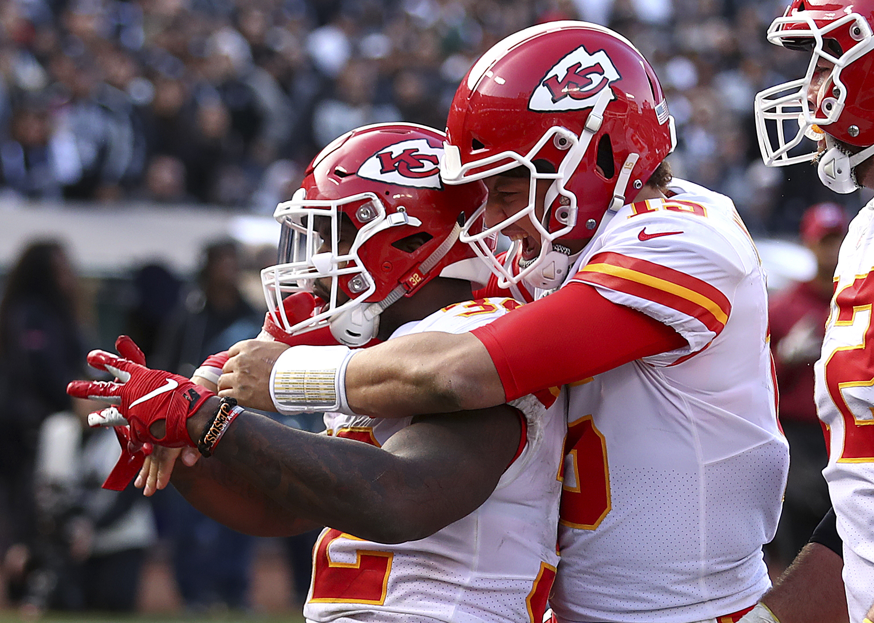 Chiefs move on from Hunt with crucial win in Oakland