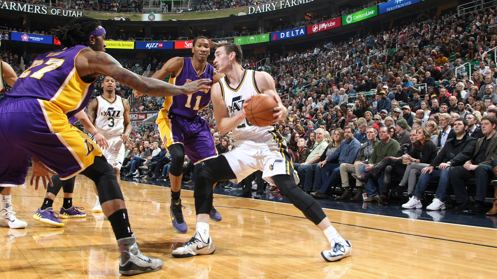 Hayward scores 34 points, Jazz defeat Heat 98-83