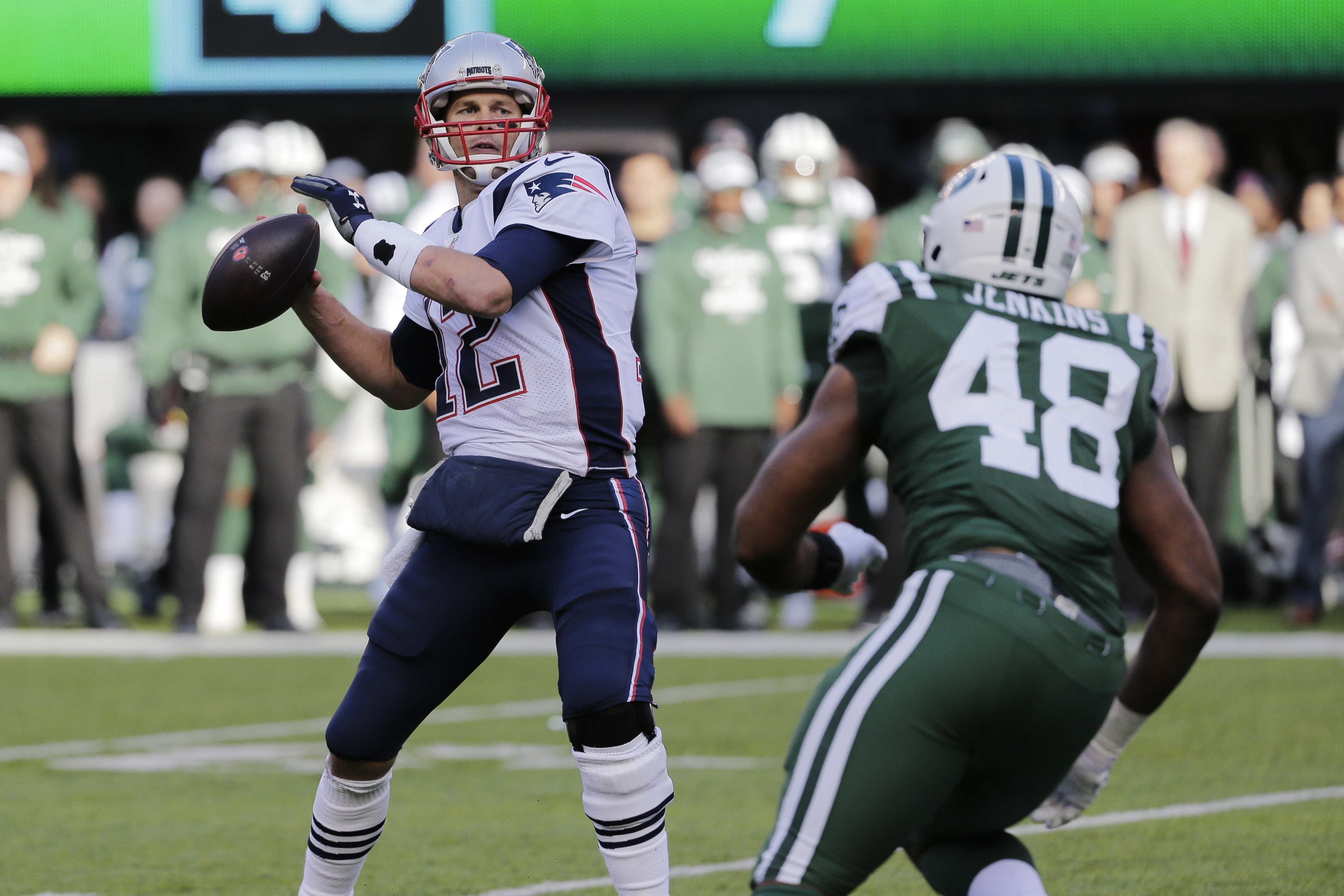 Brady new NFL leader in yards passing, Pats top Jets 27-13