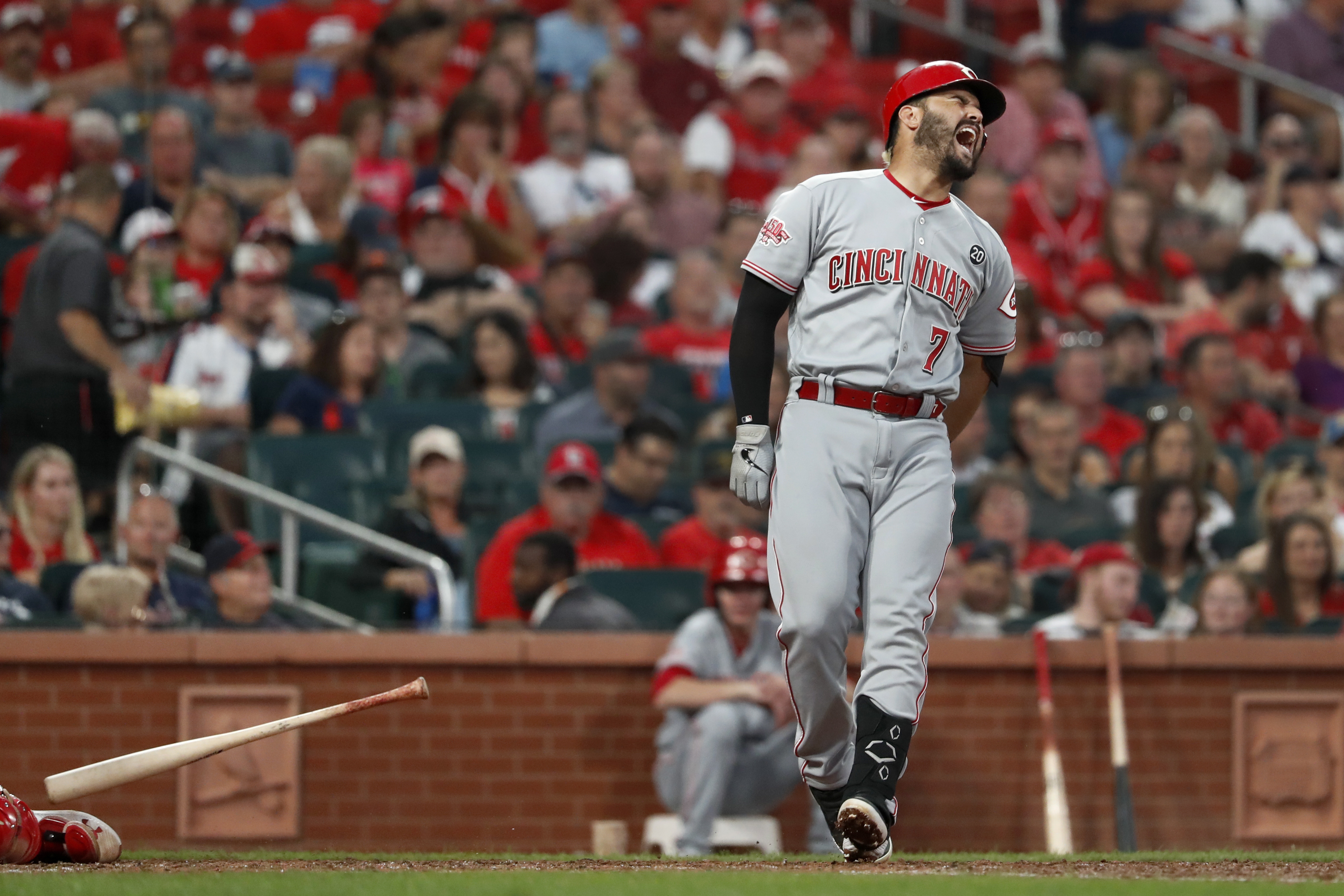 Reds 3B Suarez leaves 2nd game against Cardinals after HBP