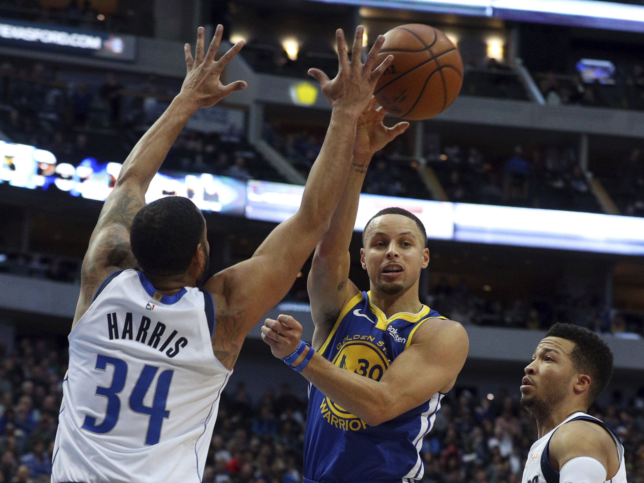 Curry scores 48, hits 11 3s as Warriors beat Mavs 119-114