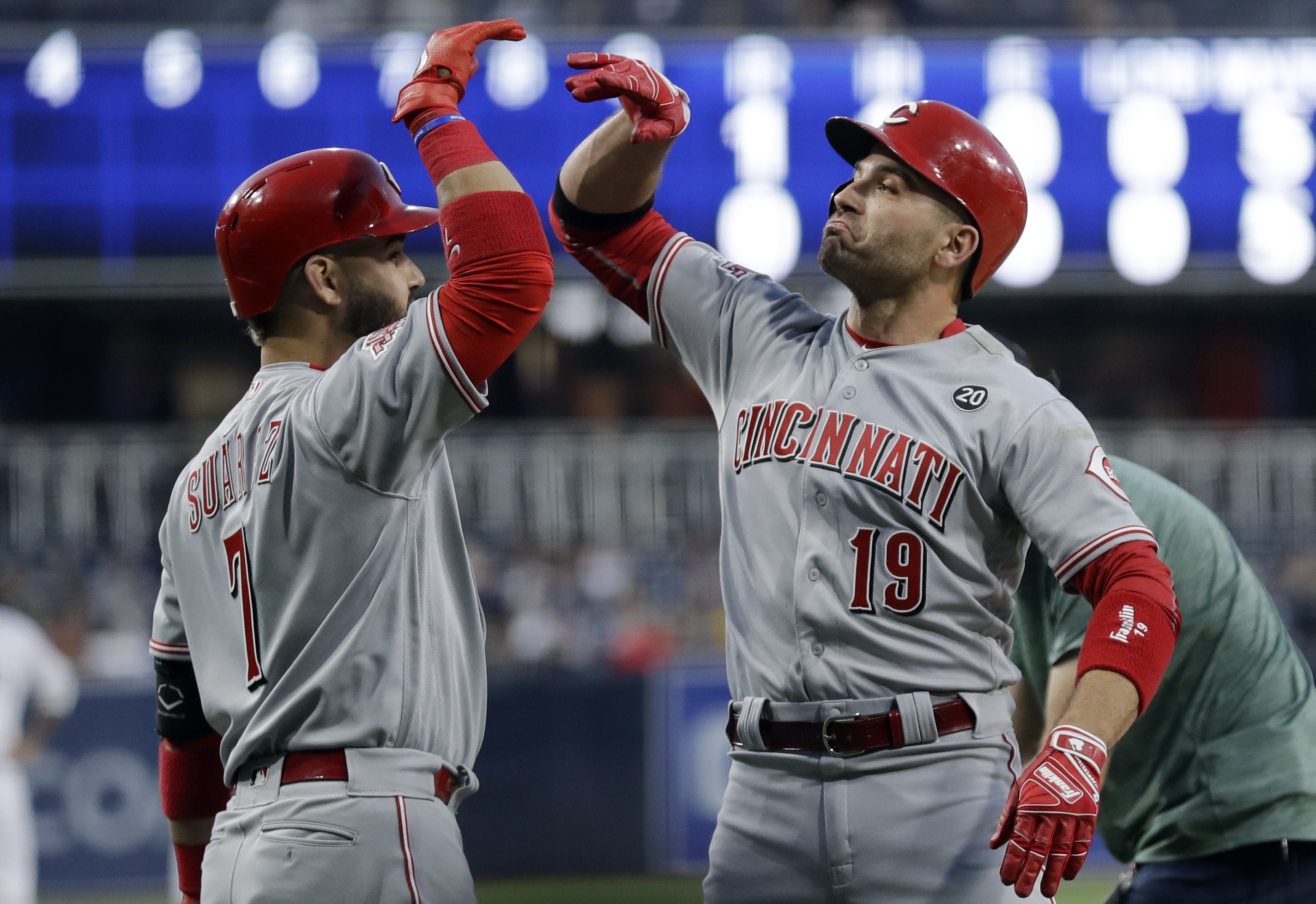 Votto hits 1st career leadoff homer in Reds’ 4-1 win