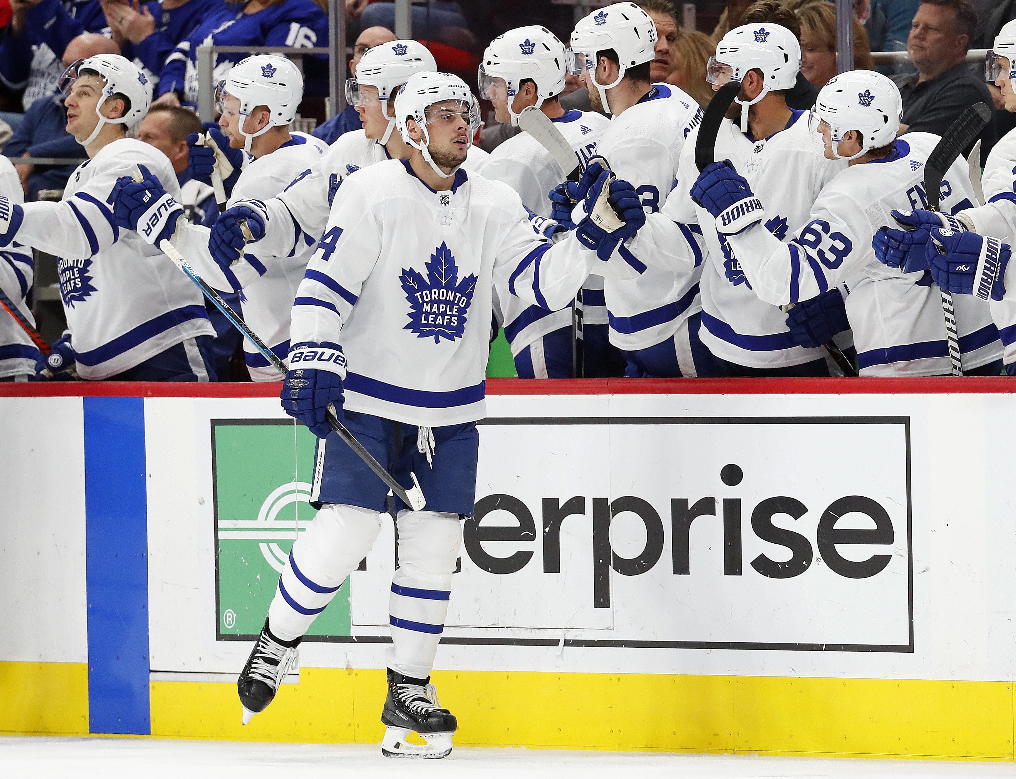 Matthews scores 2 and helps Maple Leafs beat Red Wings 5-3