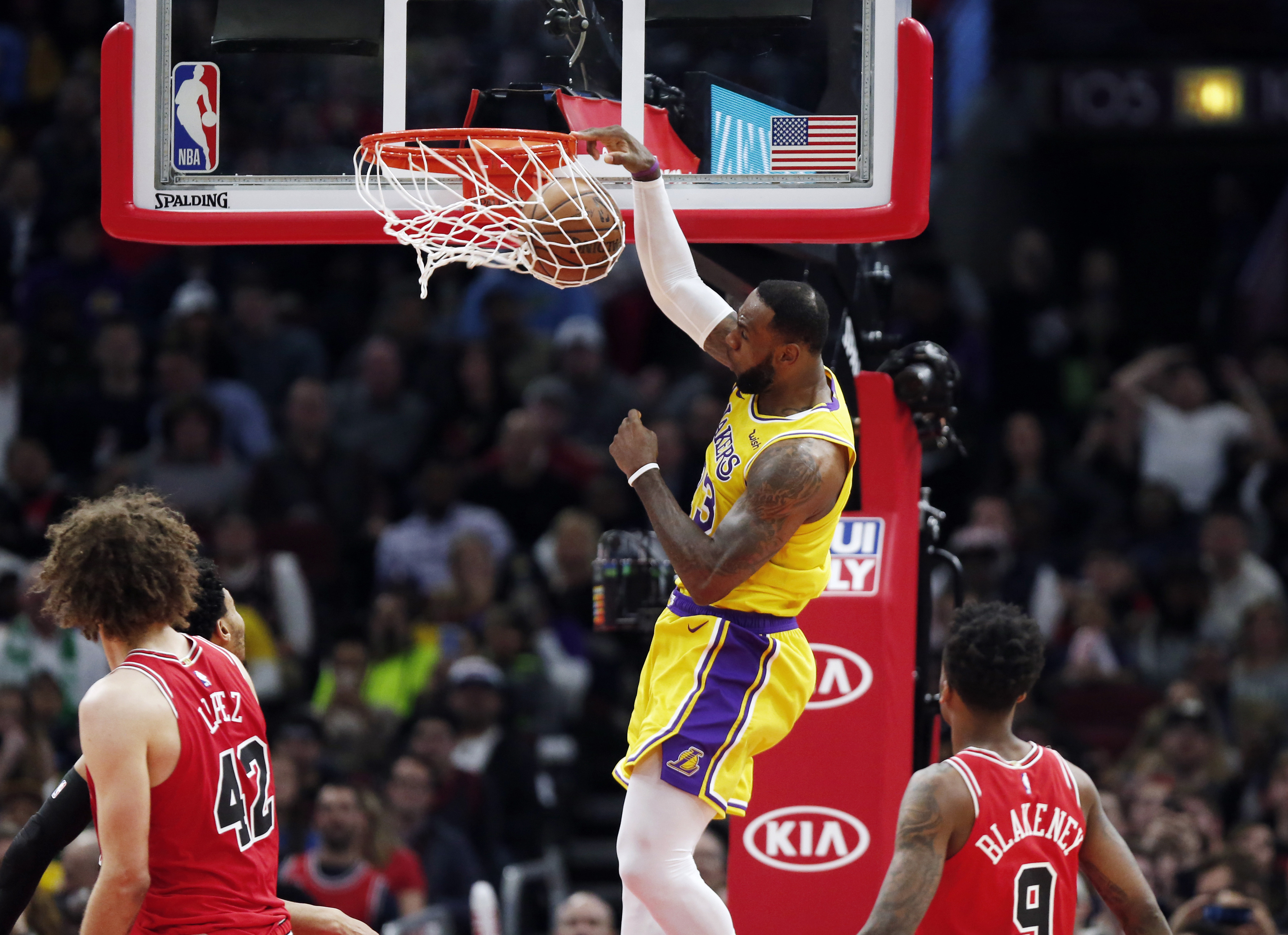 James scores 36, Lakers end 5-game skid by beating Bulls