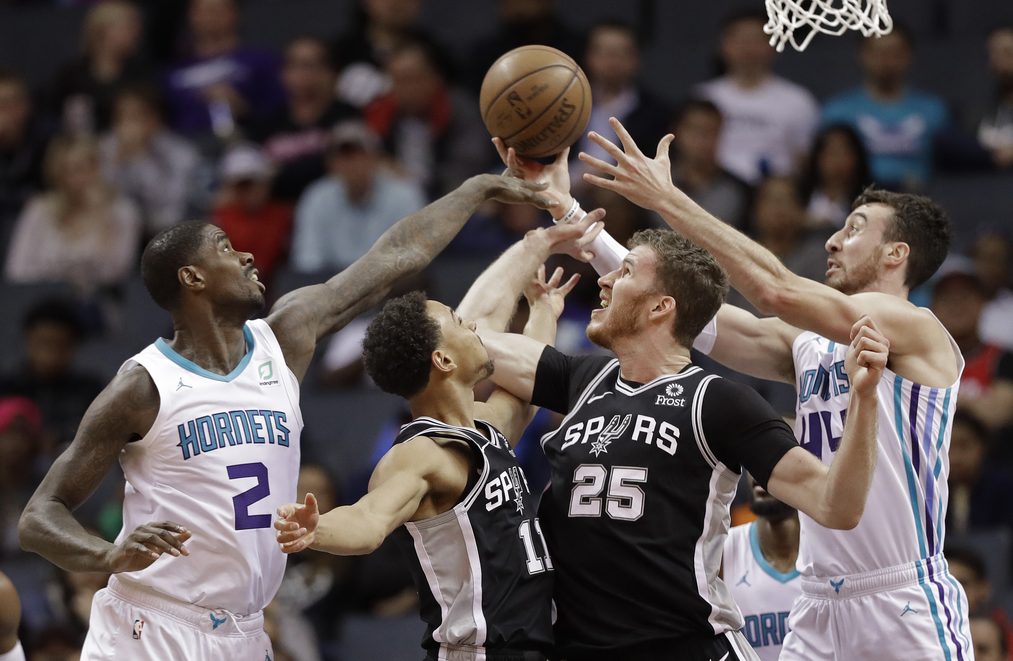 Walker powers Hornets past Spurs 125-116 in overtime