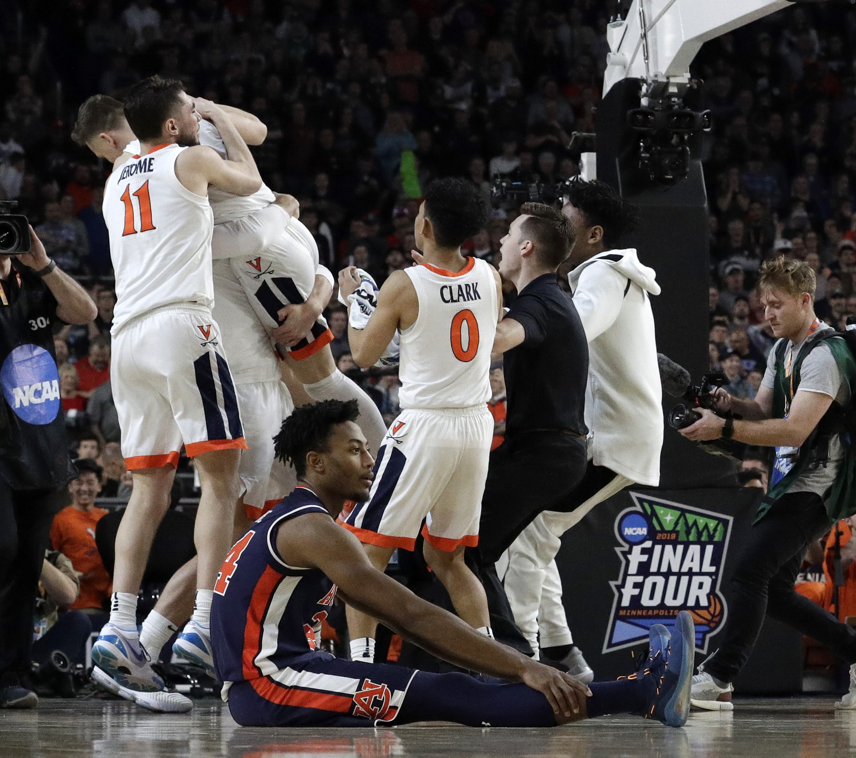Analysis: Virginia keeps poise in snatching win from Auburn