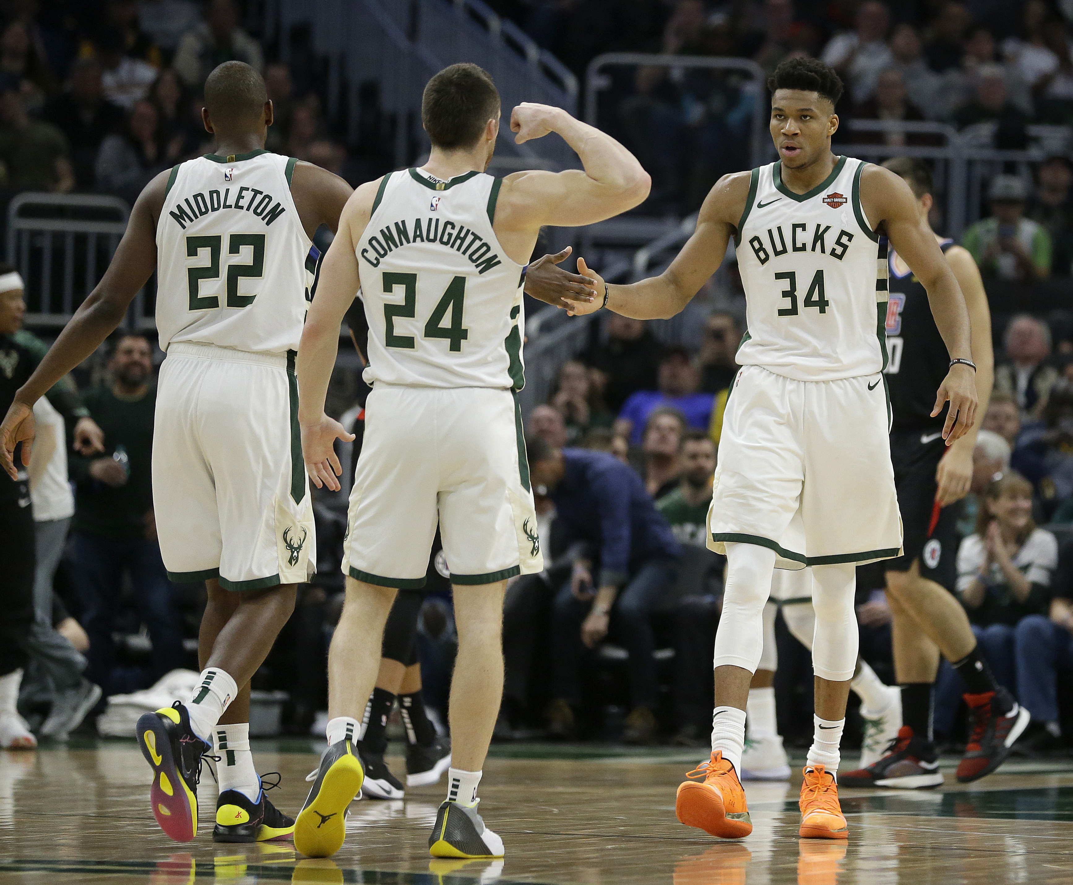 Bucks clip Clippers, but Antetokounmpo injured