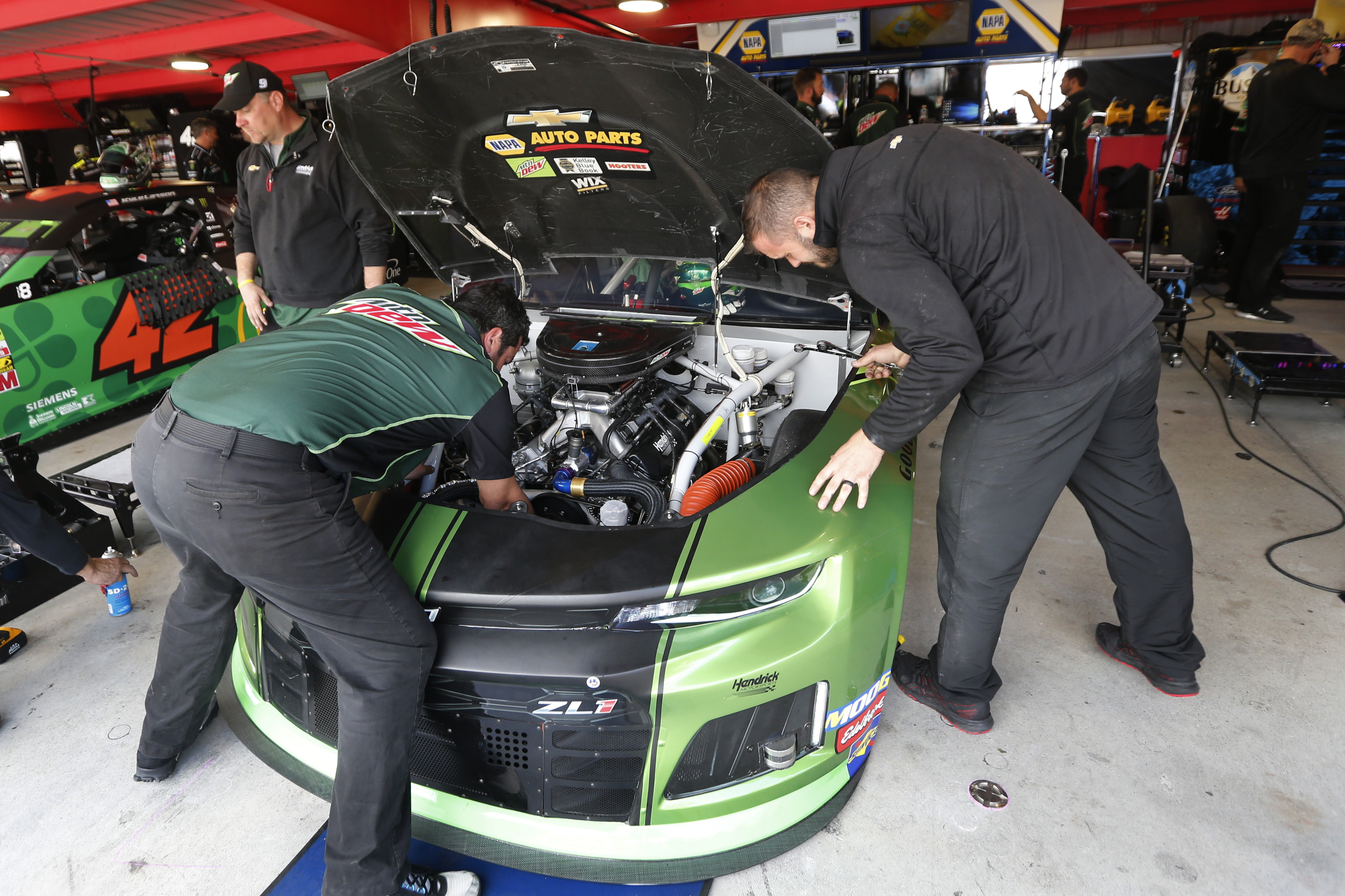 Elliott blows engine in opening minutes of playoff practice