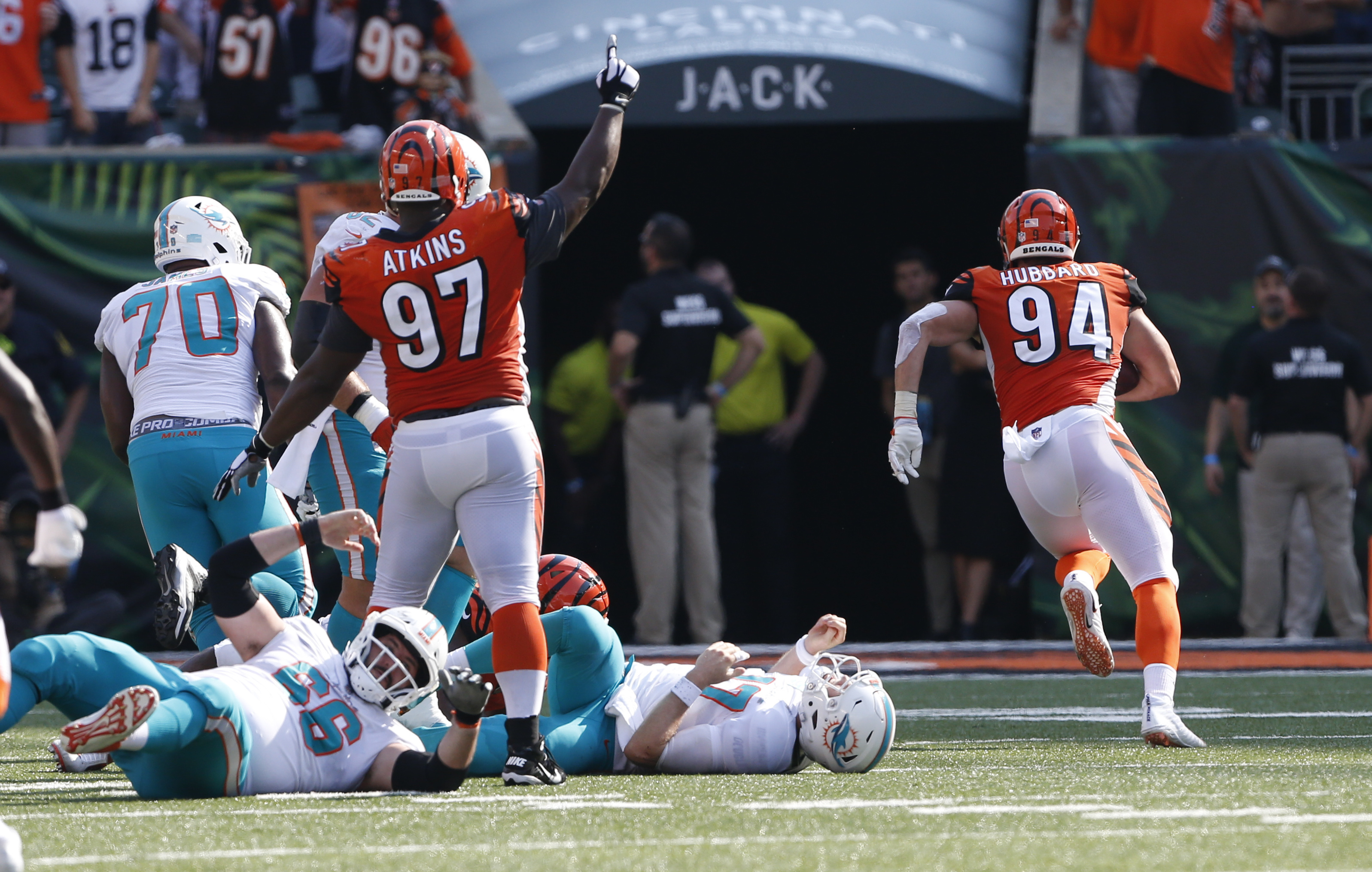 Bengals score 27 straight points for 27-17 win over Dolphins