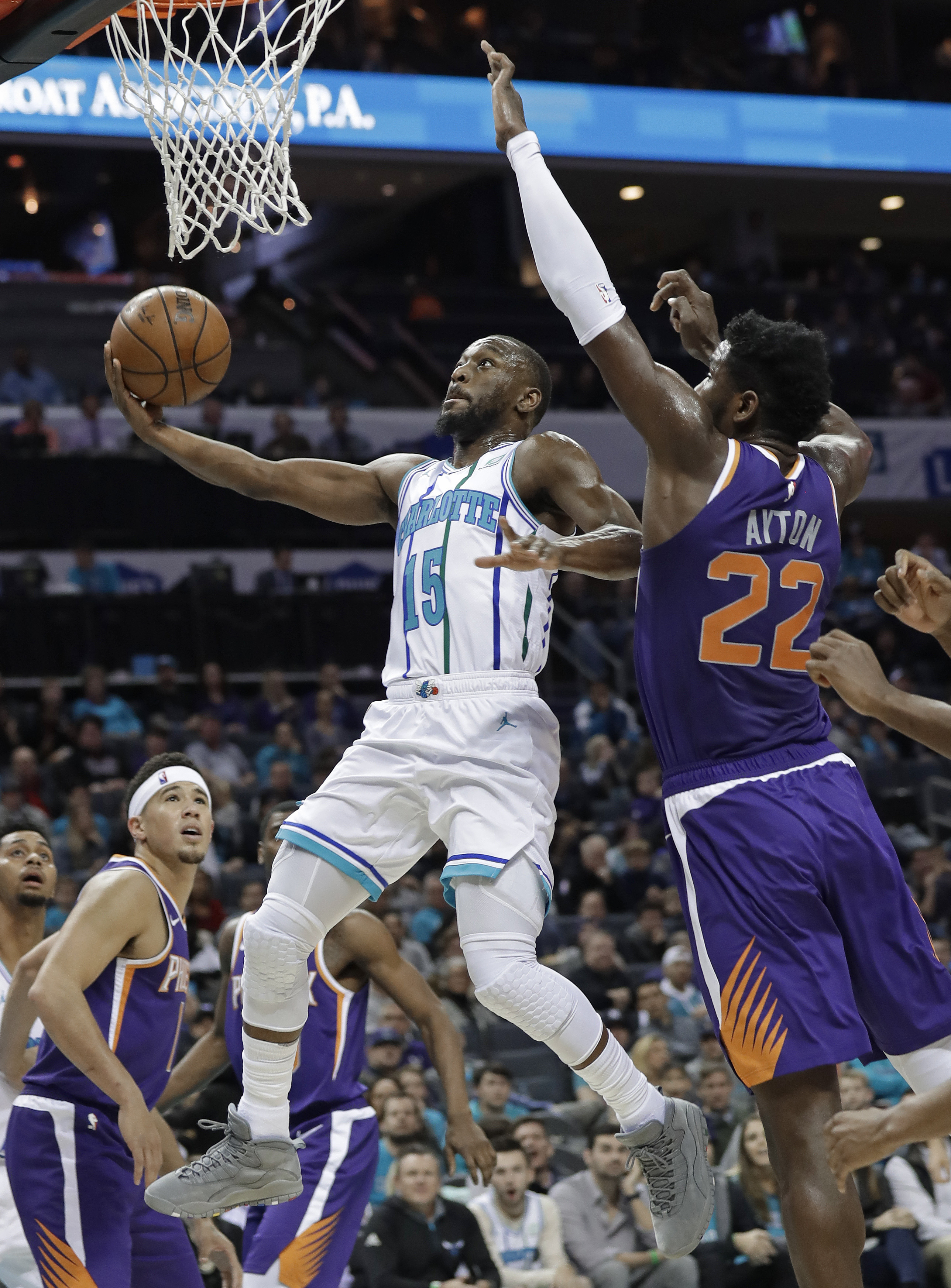 Walker scores 21 points to help Hornets rout Suns 135-115