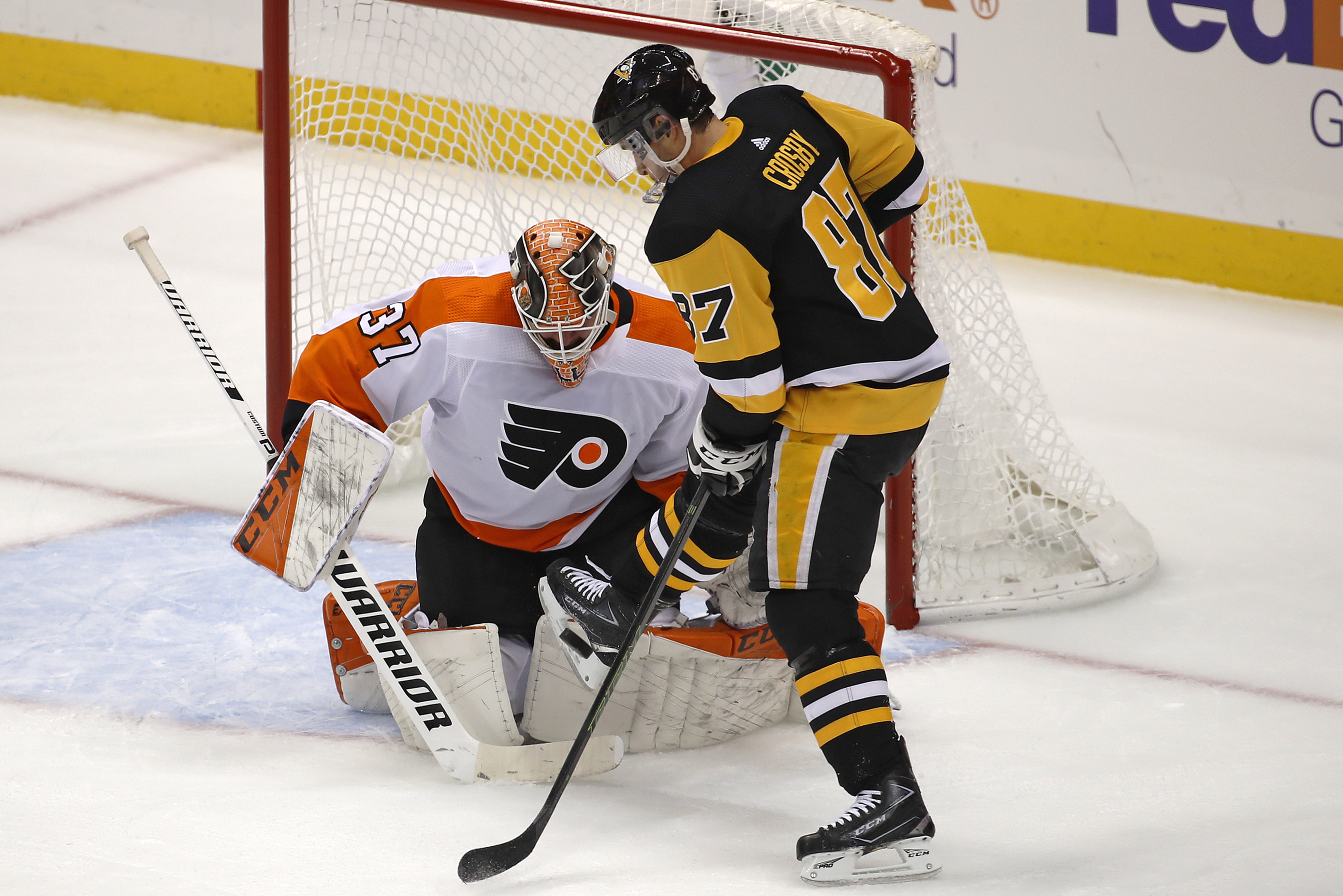 Crosby has 3 points, Penguins drill Flyers 7-1