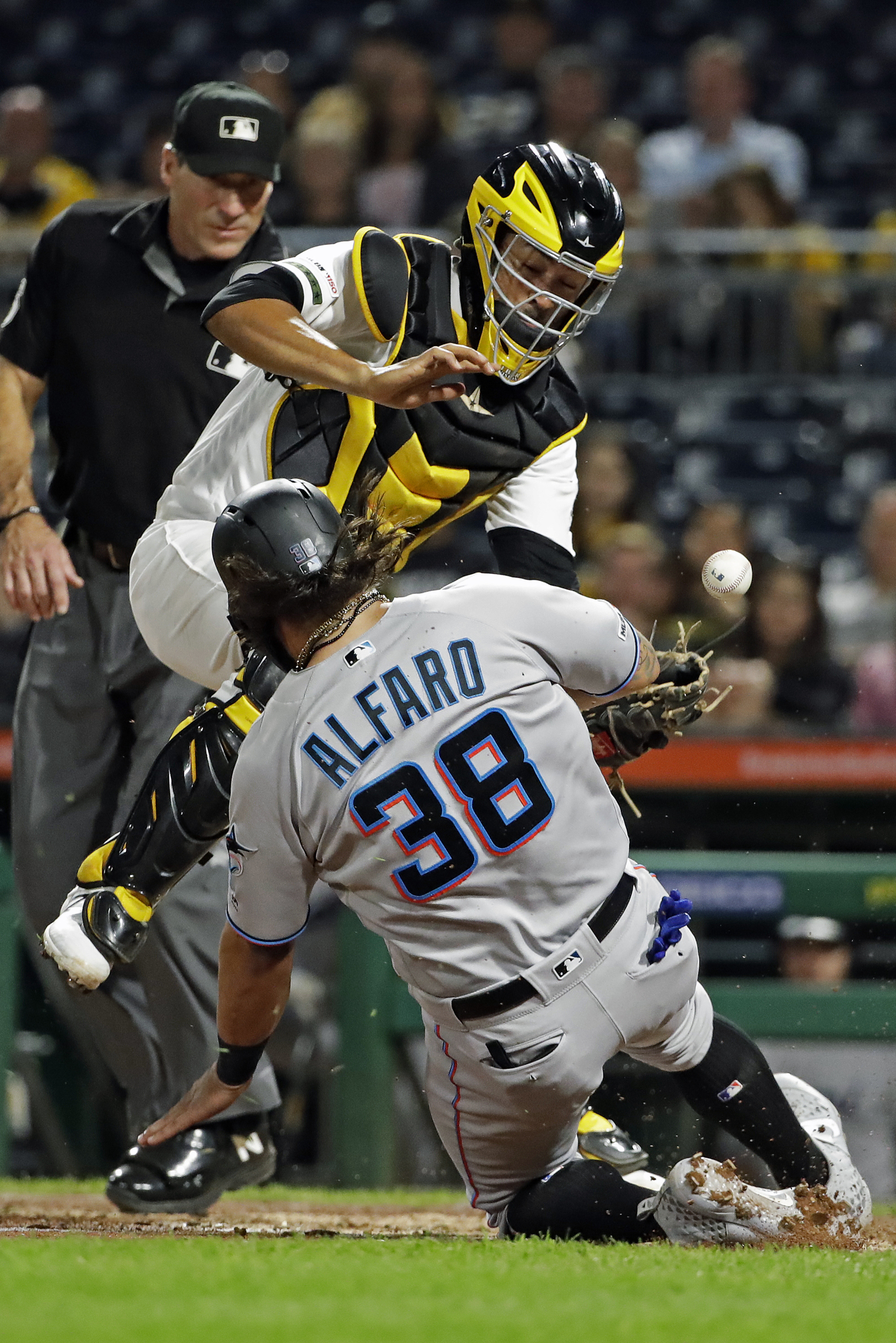 Miami Marlins beat Pirates 4-3 to close in on playoff spot - CBS Miami