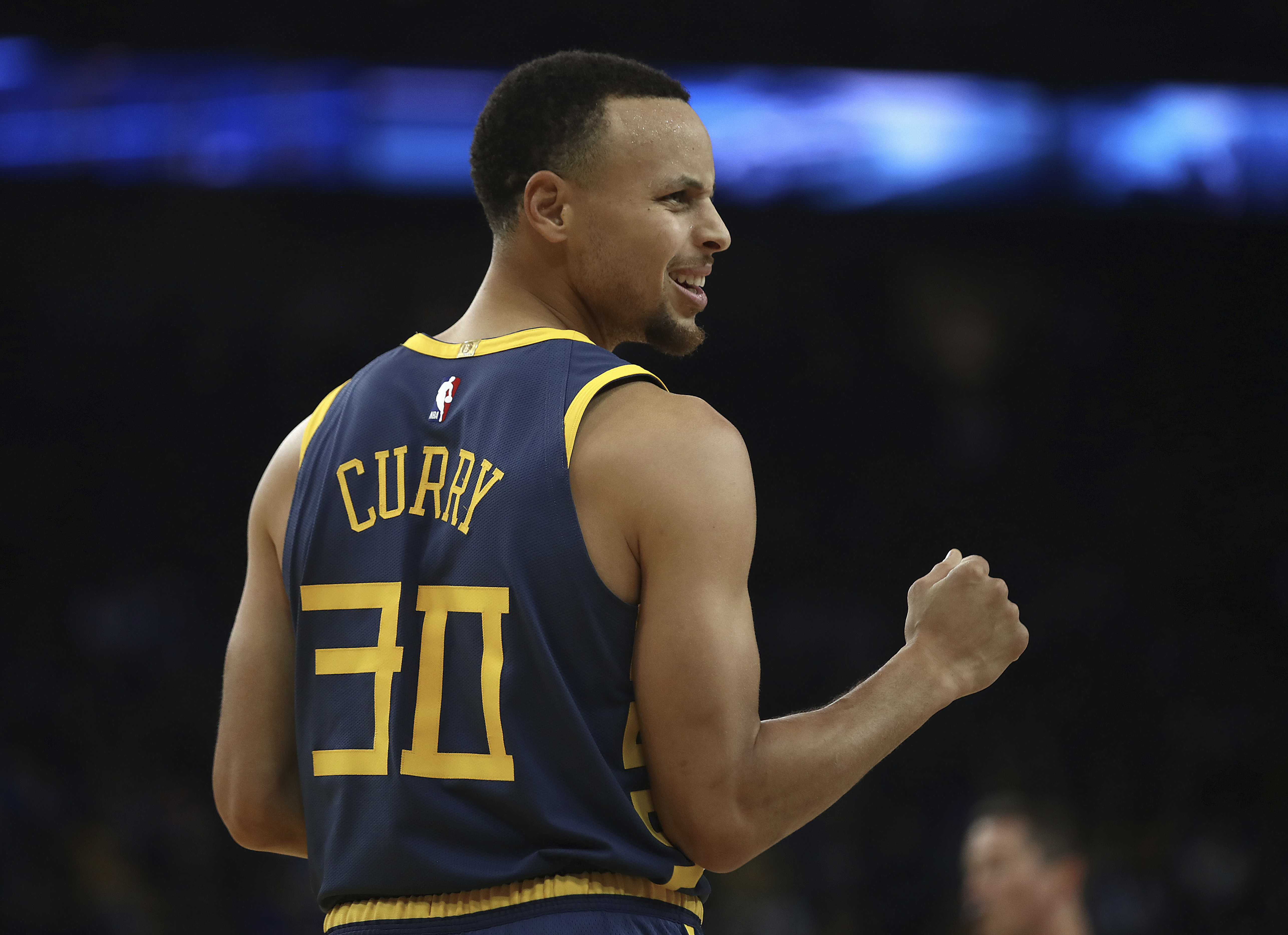 Curry becomes 5th Warrior with 15,000 regular-season points