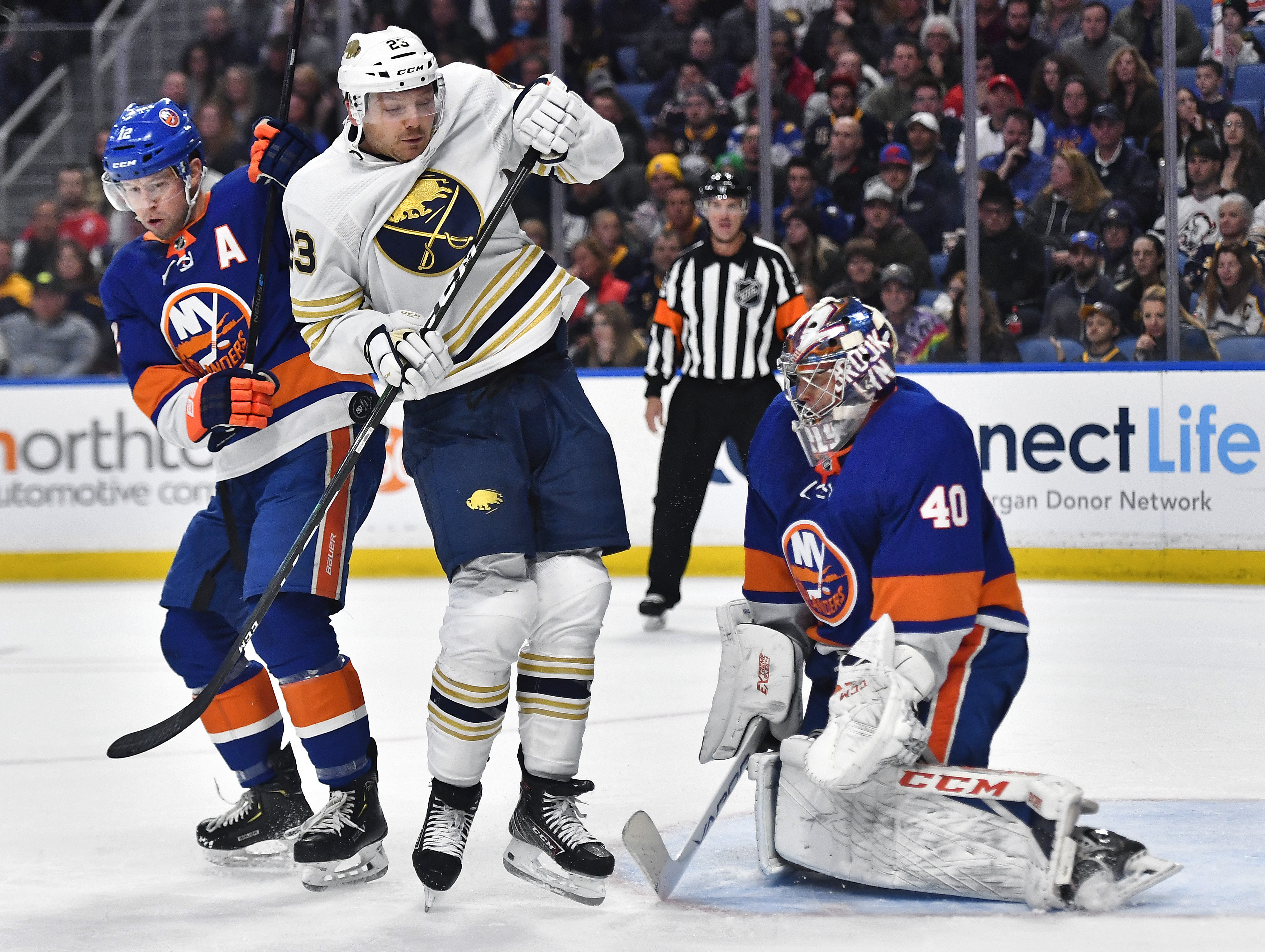 Varlamov, Islanders blank Sabres in 9th straight win