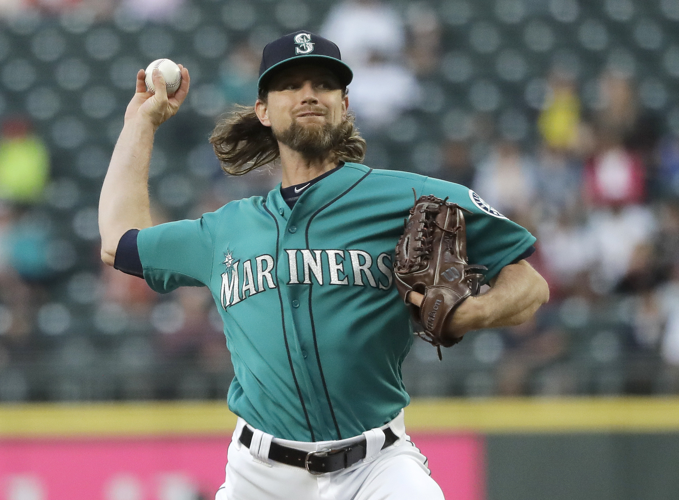 Mariners' Leake loses perfect game in 9th vs Angels