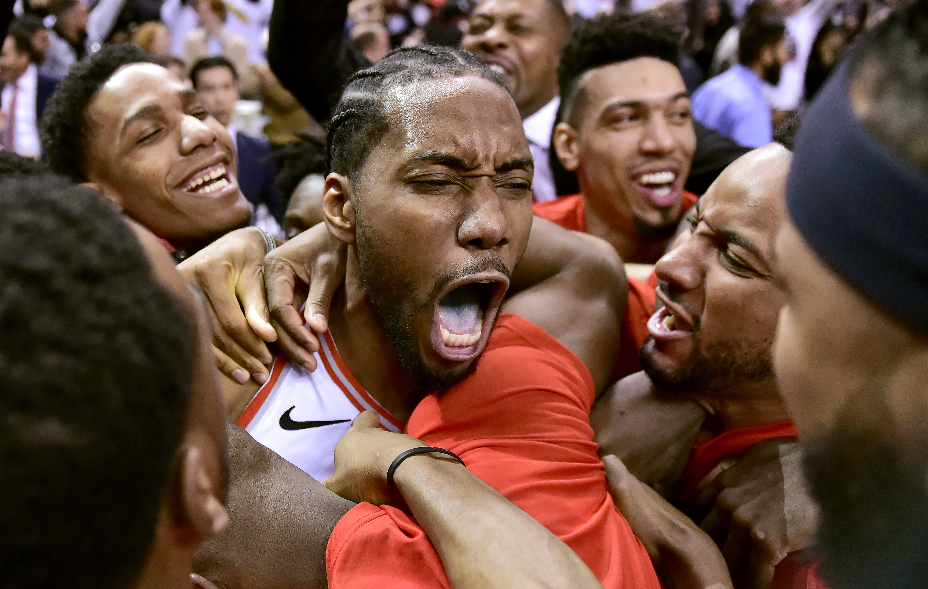 Leonard’s bouncer beats buzzer, Raptors edge 76ers in Game 7