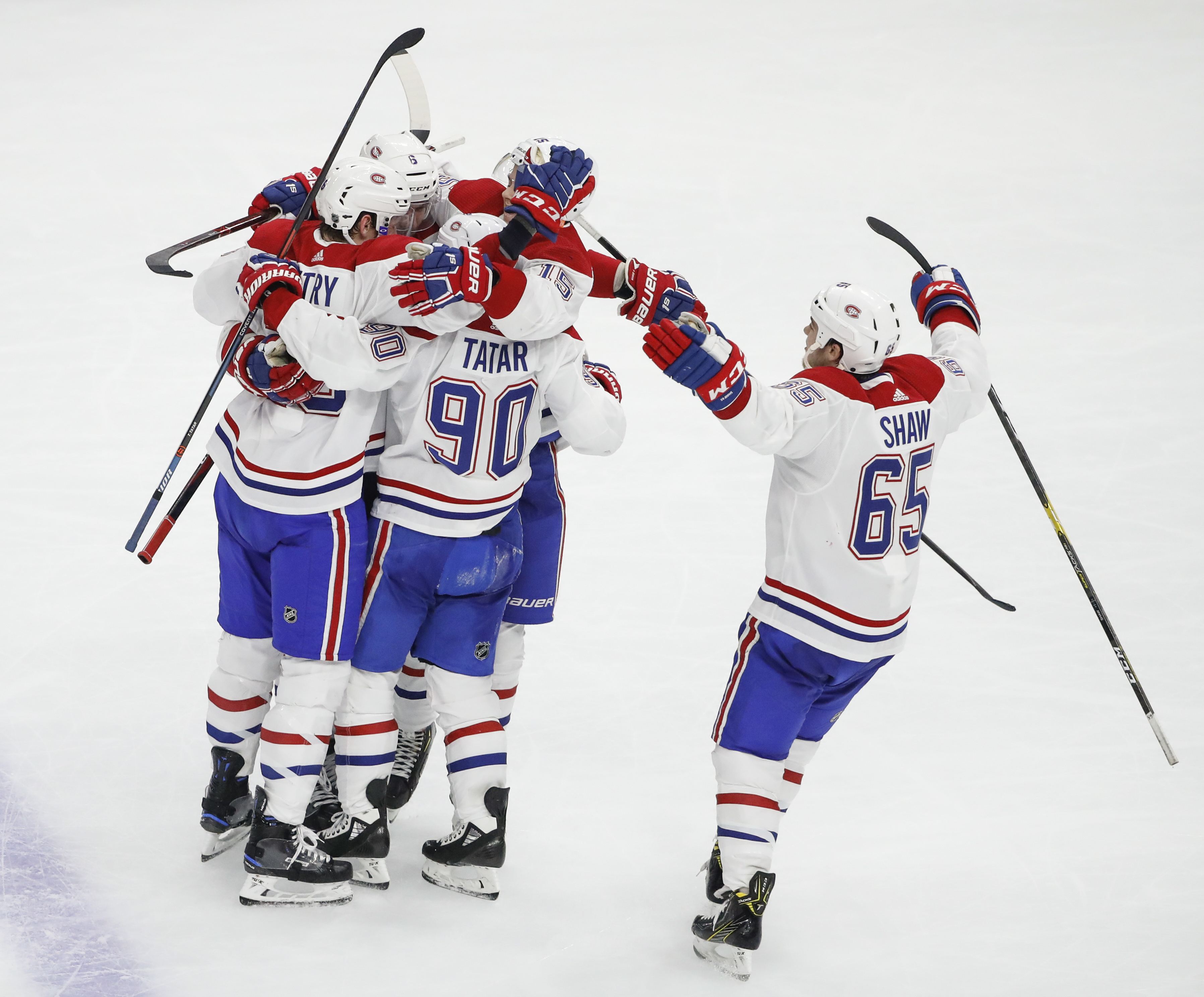 Tatar’s late goal lifts Canadiens over Blackhawks