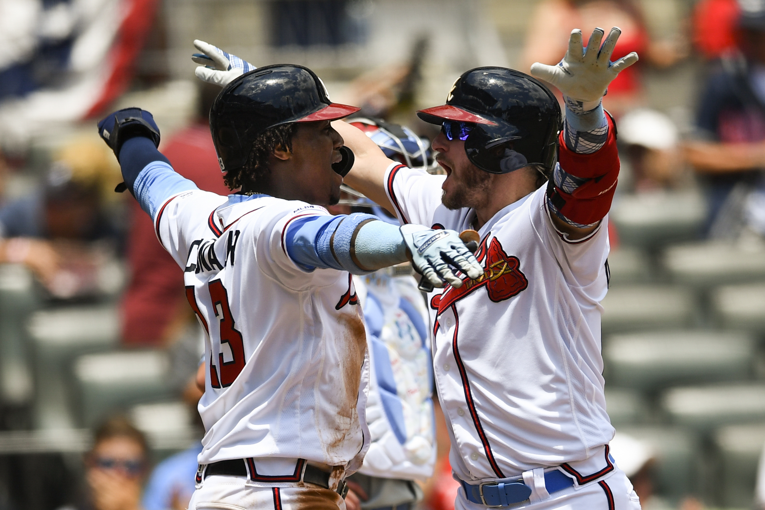 Donaldson stays hot as Braves overwhelm Phillies 15-1